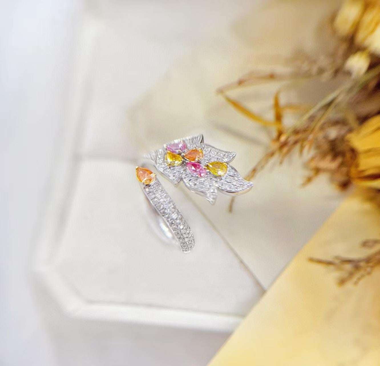 Bague de cocktail en forme de plume en or blanc 18K avec diamants colorés Neuf - En vente à Kowloon, HK