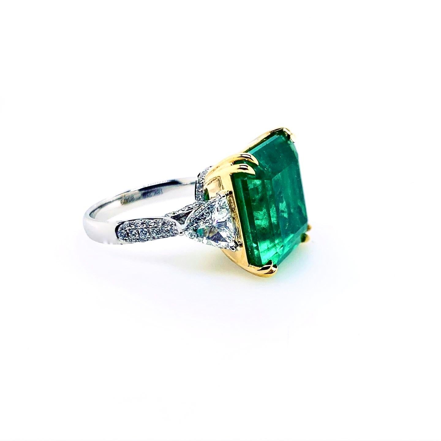 18k White Gold Colombian Certified Emerald Ring with Custom Diamond Jacket In New Condition In Carrollton, TX