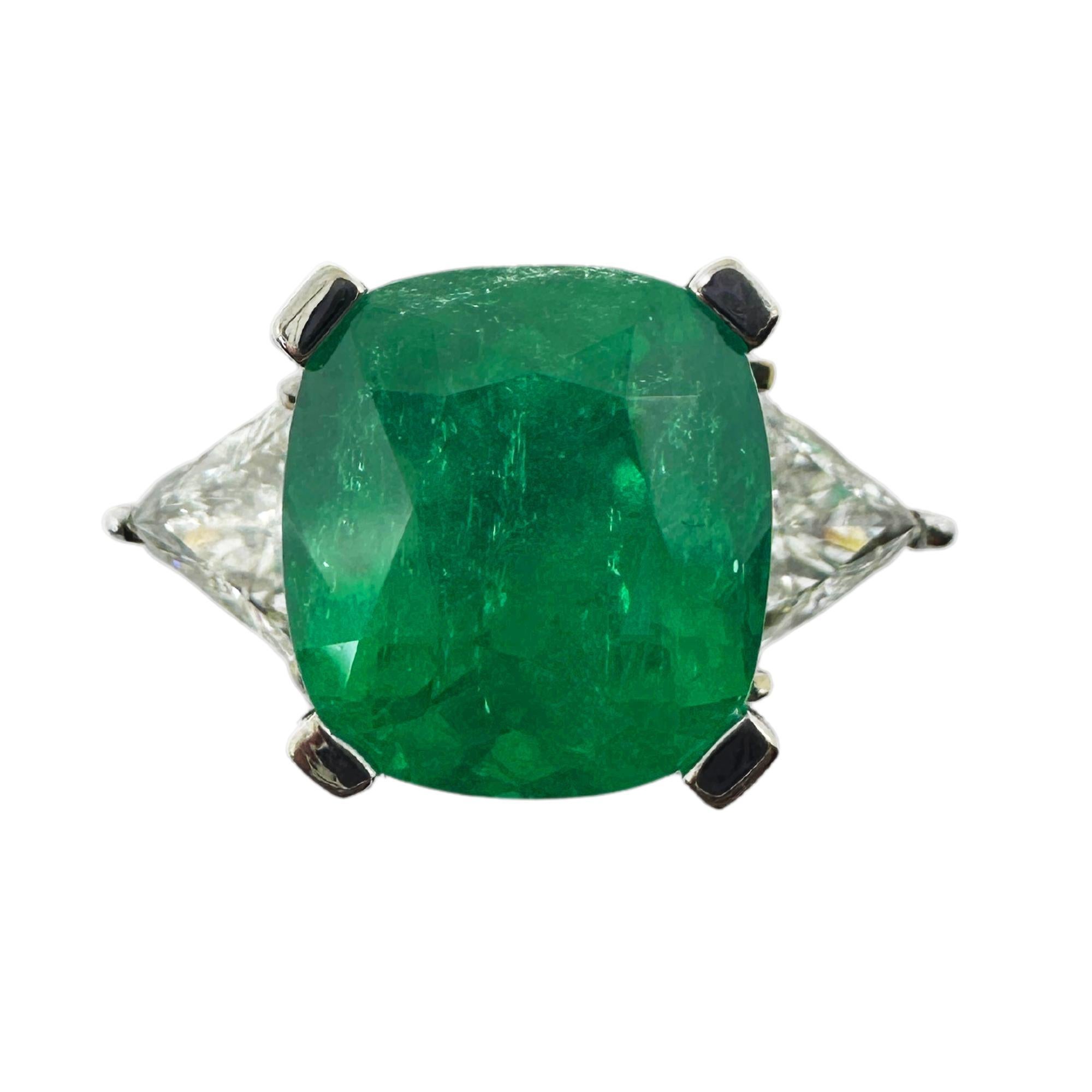 18k White Gold Columbian Cushion Natural Emerald and Trillion Cut Diamond Ring For Sale 6