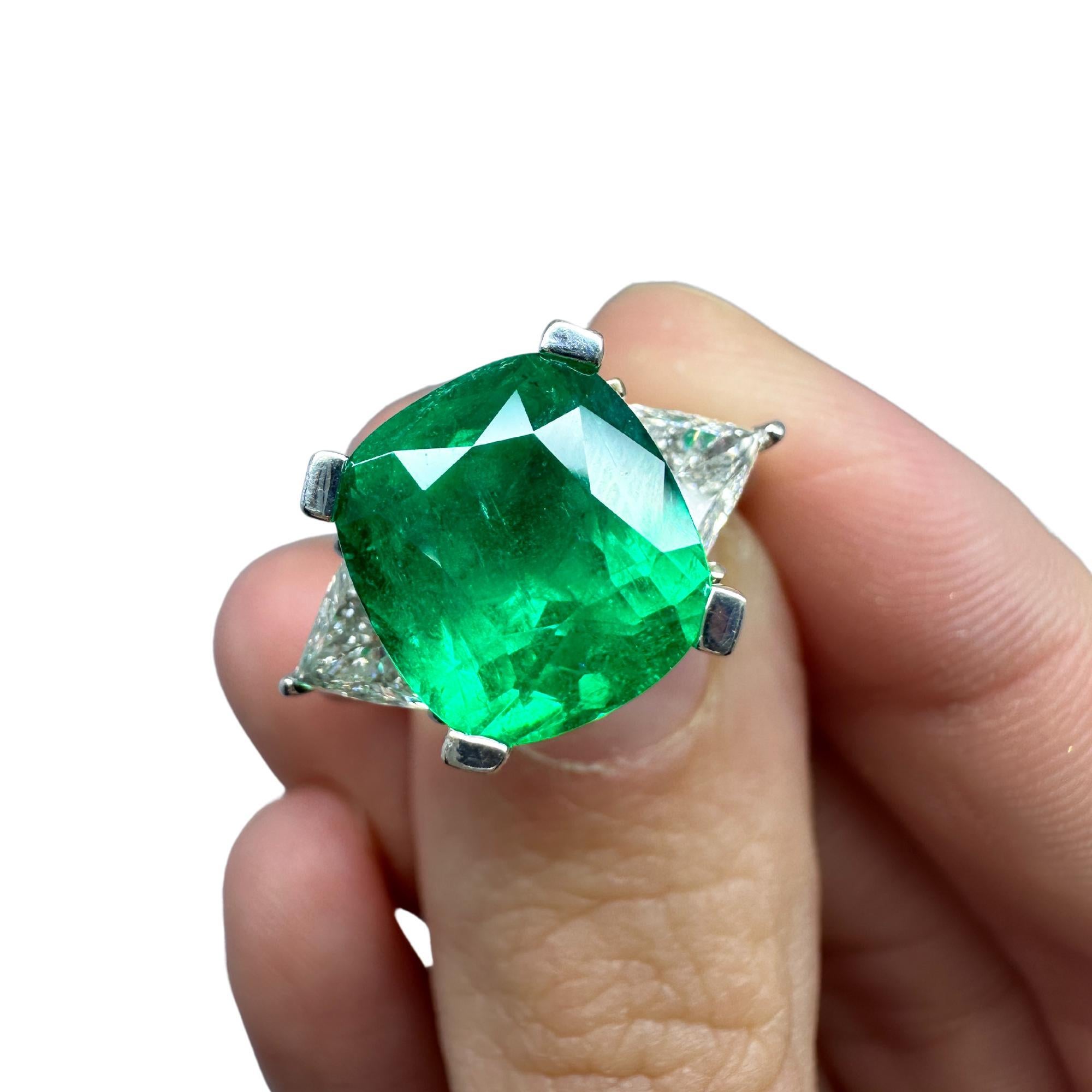 18k White Gold Columbian Cushion Natural Emerald and Trillion Cut Diamond Ring For Sale 7