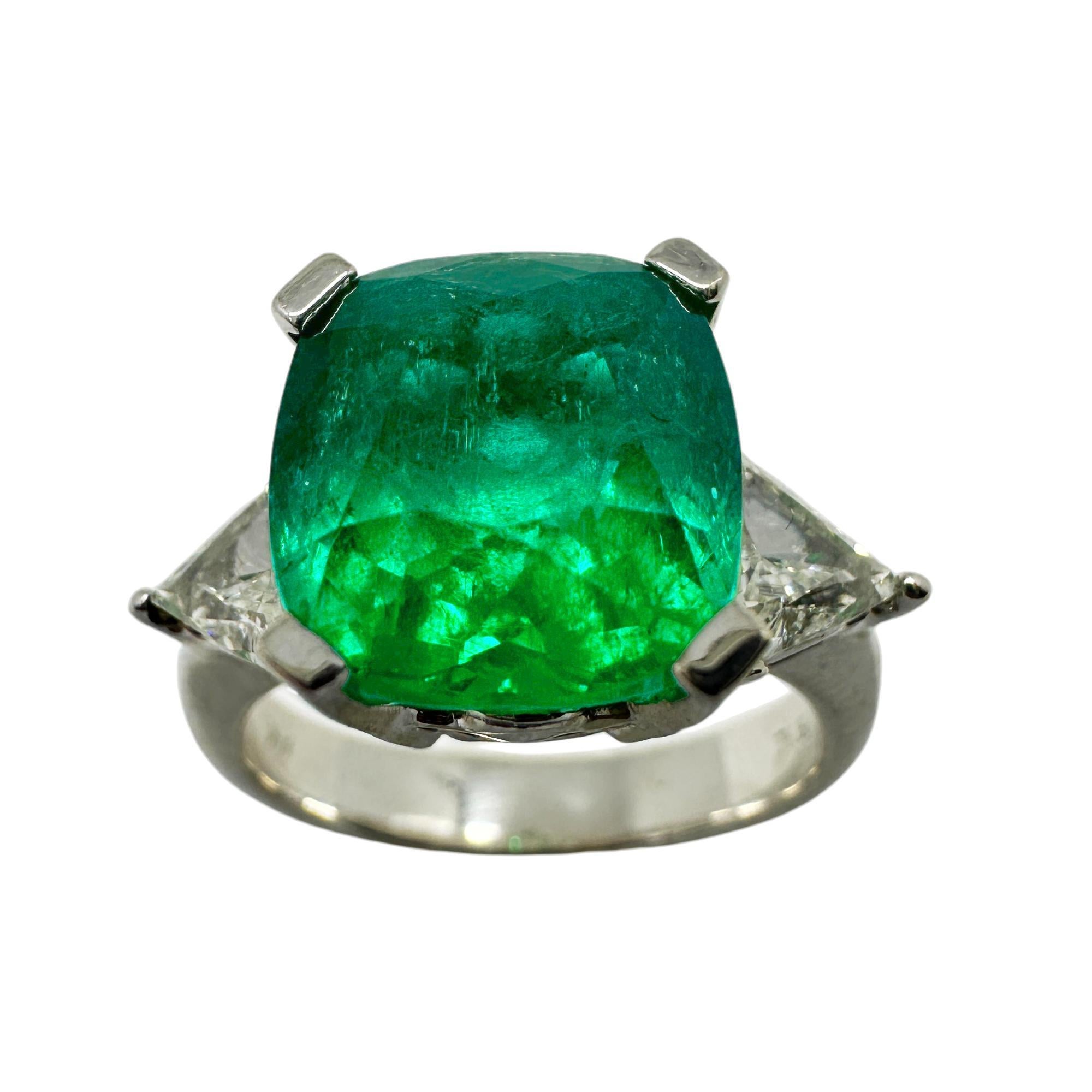 18k White Gold Columbian Cushion Natural Emerald and Trillion Cut Diamond Three Stone Ring
Condition: In good condition with some minor surface wear consistent with age. 
Ring size: 6.50
Markings: 