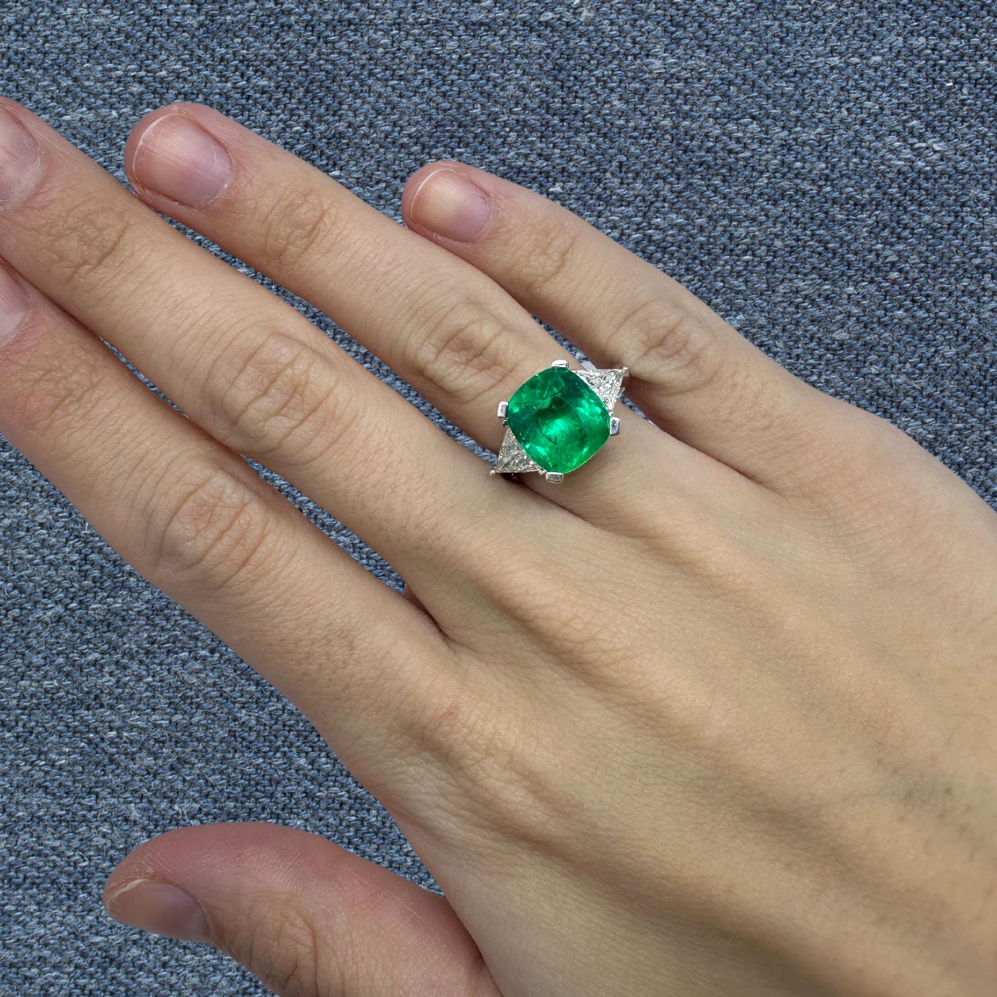 18k White Gold Columbian Cushion Natural Emerald and Trillion Cut Diamond Ring In Good Condition For Sale In New York, NY