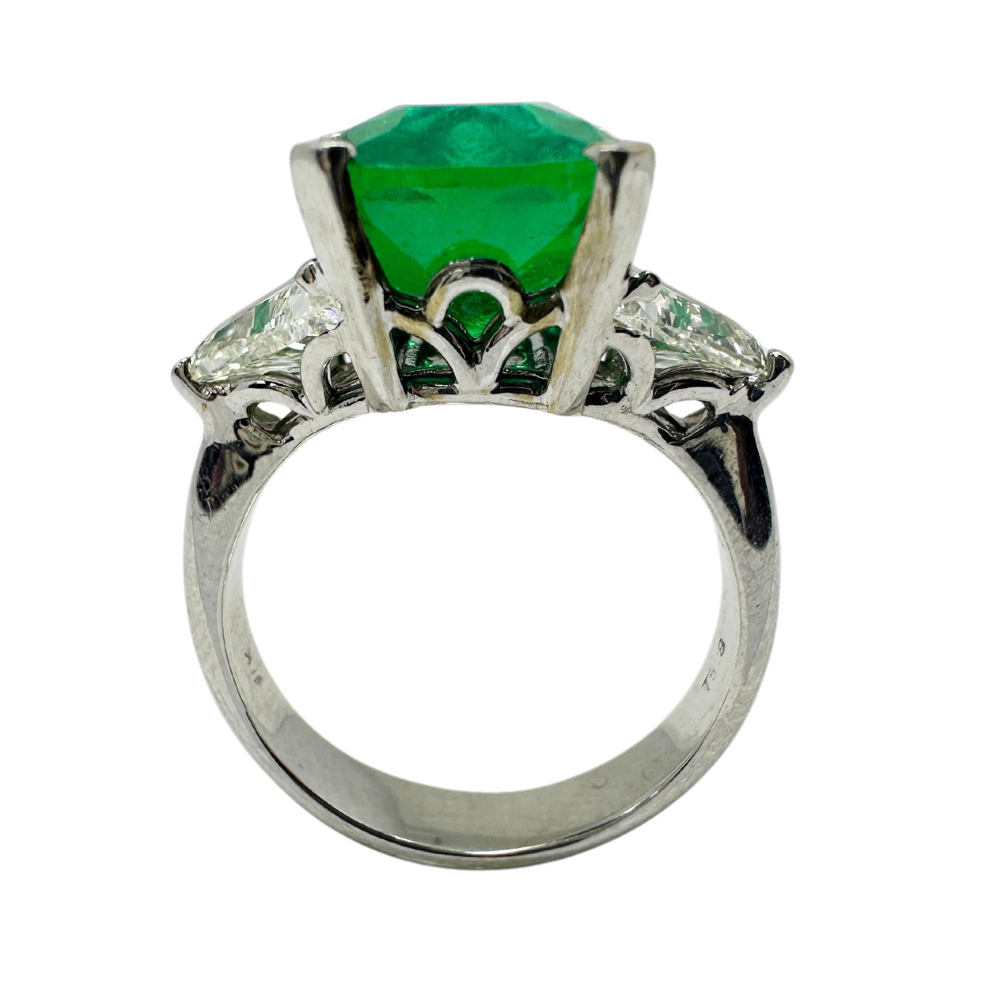 18k White Gold Columbian Cushion Natural Emerald and Trillion Cut Diamond Ring For Sale 3