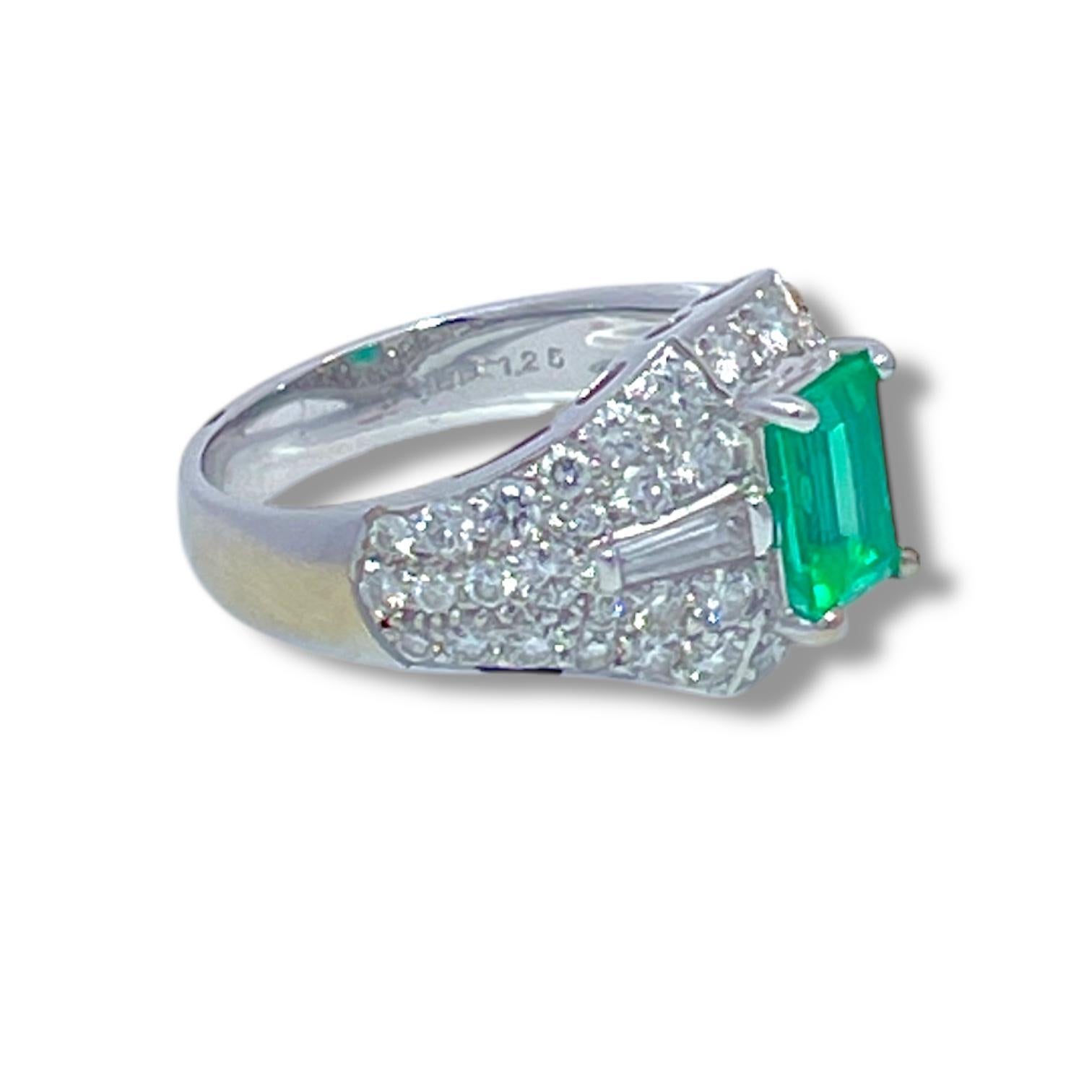 18k White Gold Columbian Emerald & Diamond Cluster Ring For Sale 1