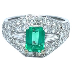Bague en or blanc 18k avec émeraude de Colombie et diamant en grappe