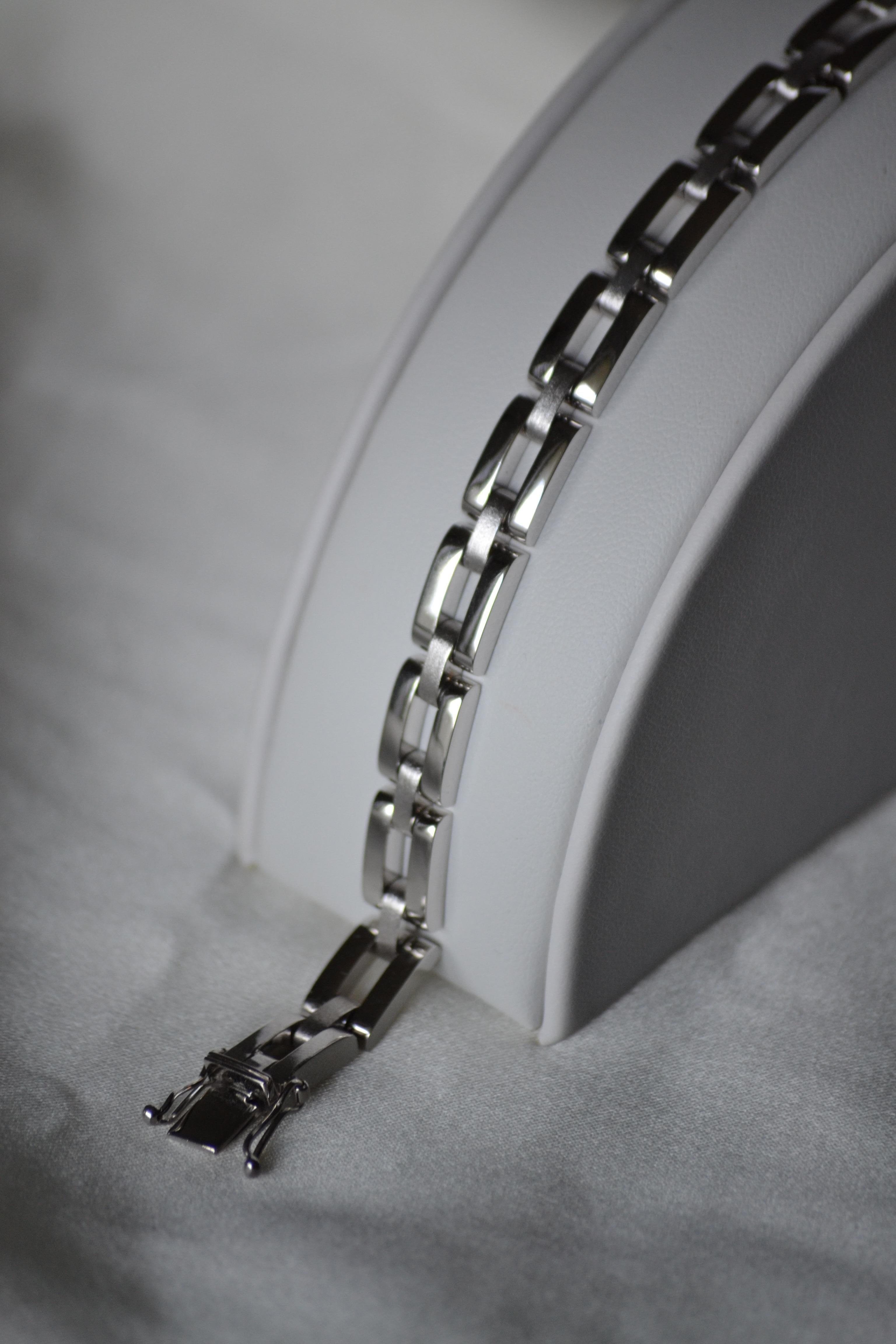 Bracelet H-Link contemporain en or blanc 18K en vente 2