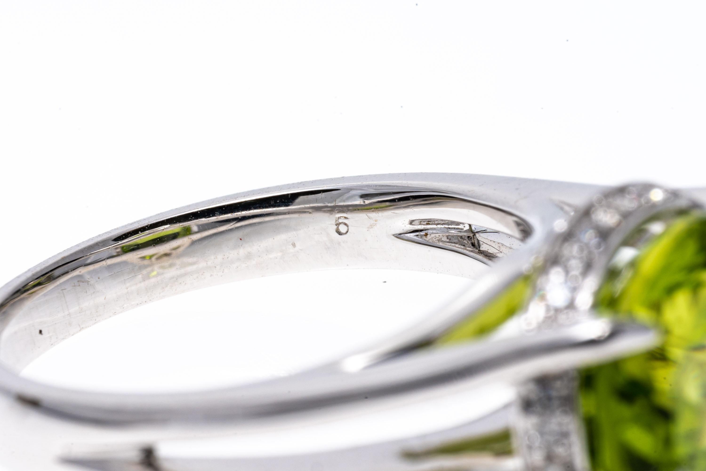 18k White Gold Contemporary Horizontal Peridot and Diamond Halo Ring In Good Condition For Sale In Fairfield, CT