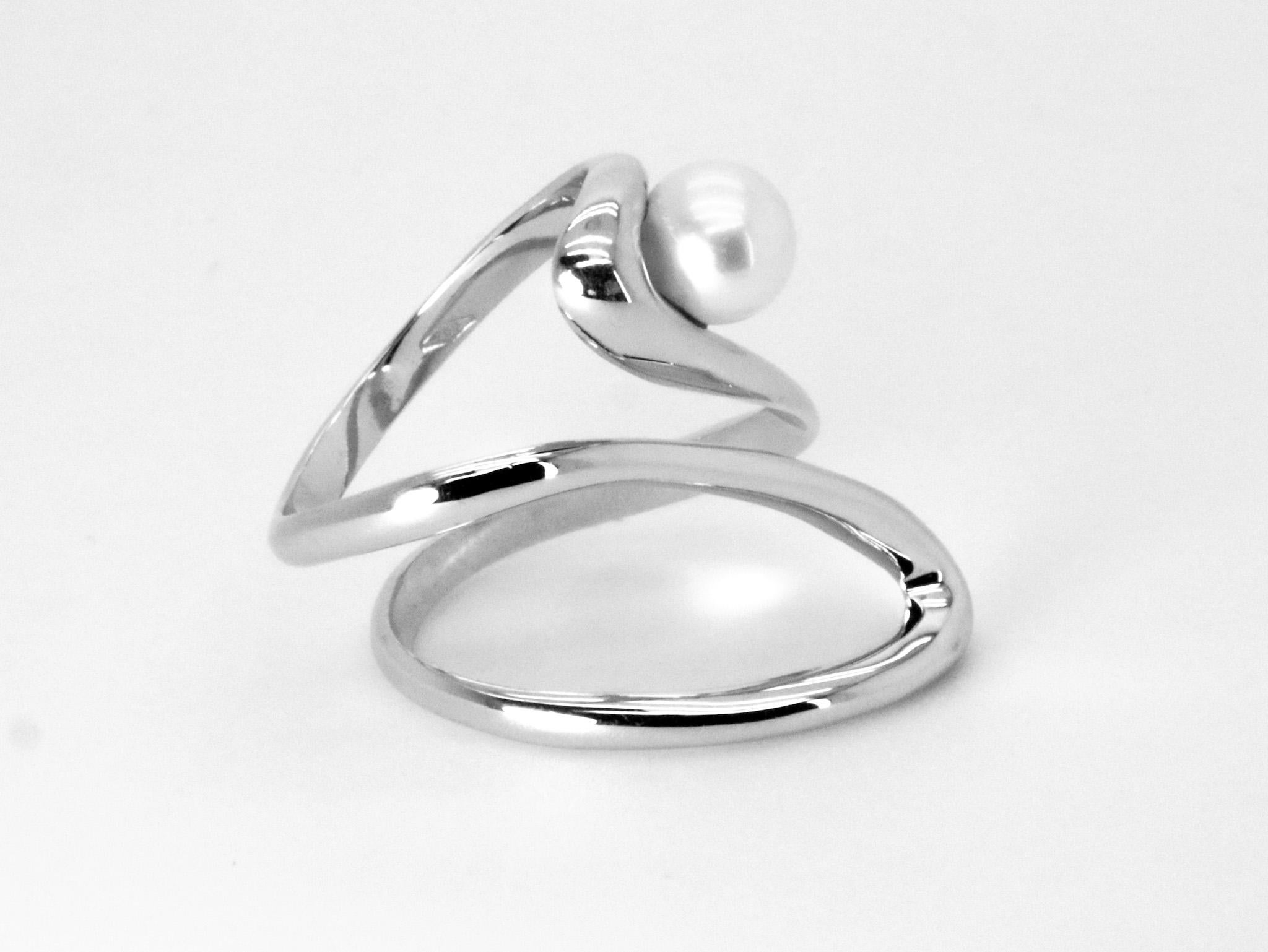 18K White Gold Cosmic Design White Pearl Gemini Beatrice Barzaghi Cocktail Ring For Sale 2