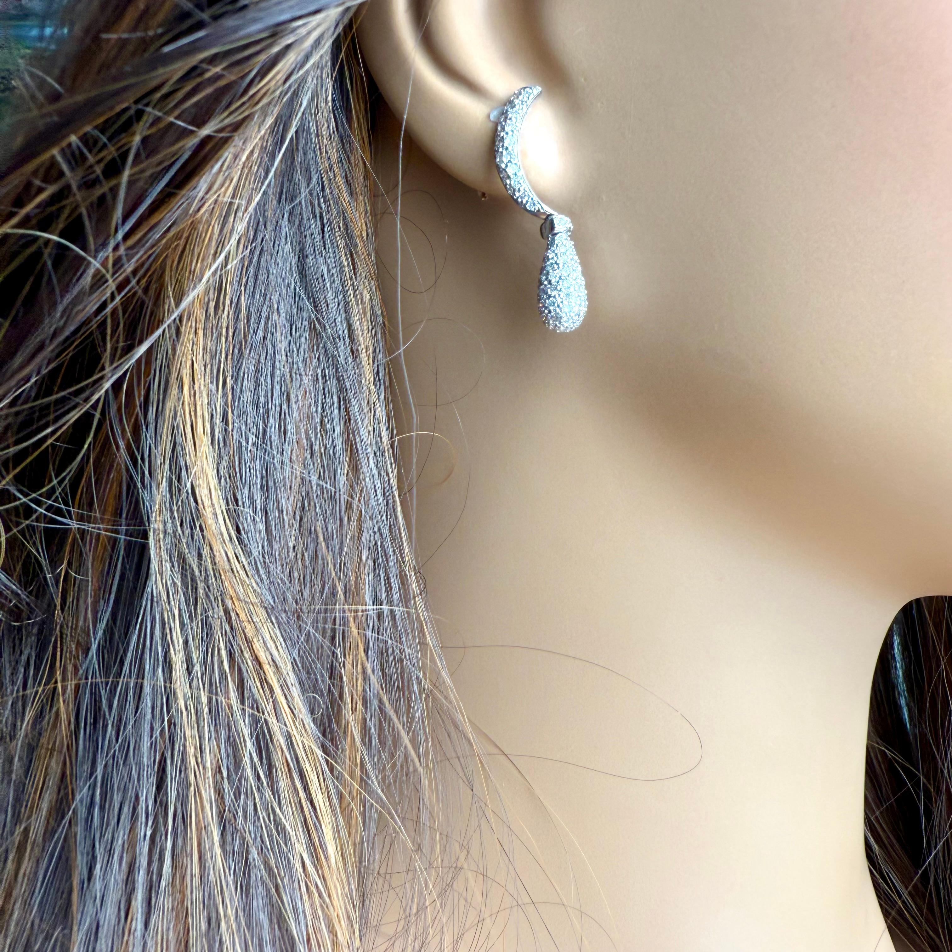Moderno Orecchini a mezzaluna con diamante in oro bianco 18K in vendita