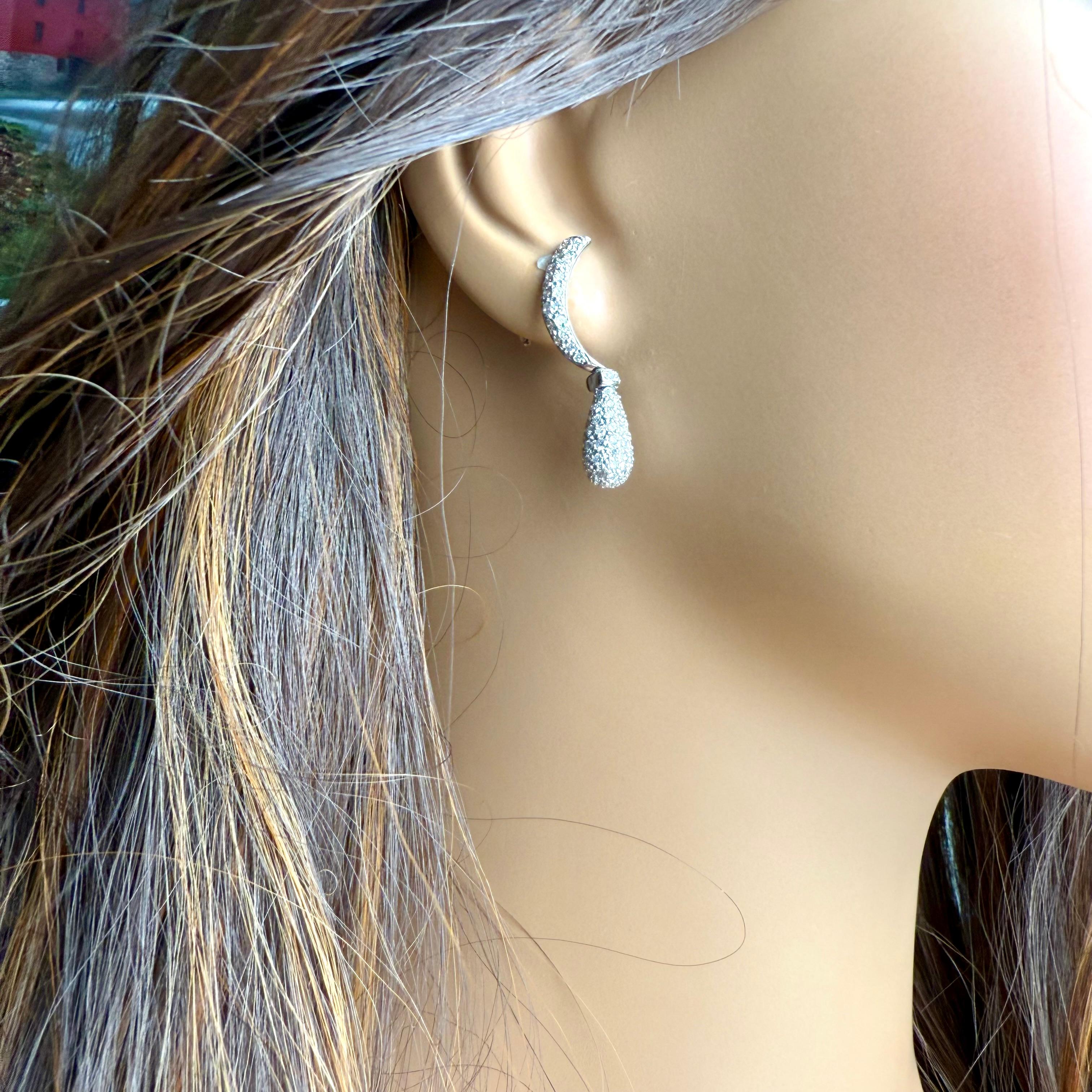Taglio rotondo Orecchini a mezzaluna con diamante in oro bianco 18K in vendita