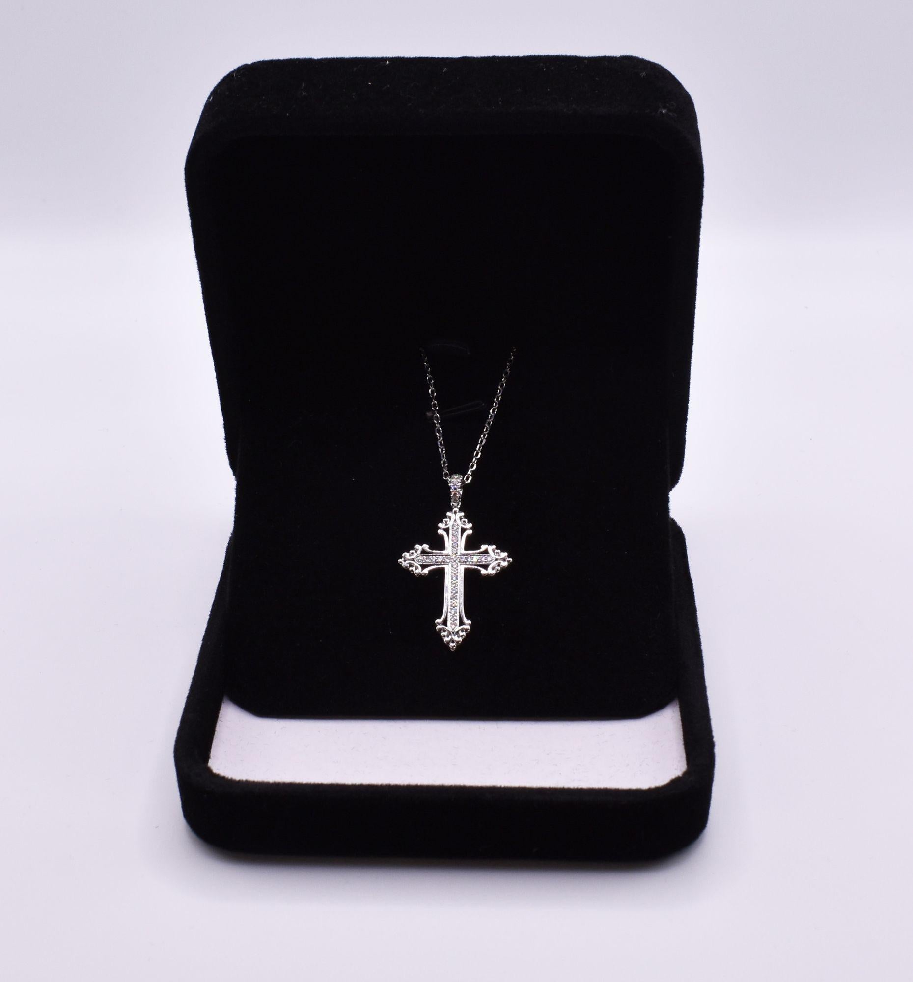 18k White Gold Cross & Chain In Excellent Condition For Sale In Chelmsford, Essex