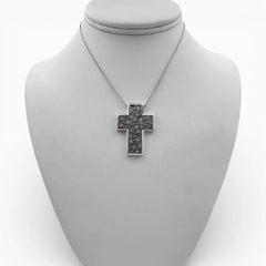 Ciondolo a croce in oro bianco 18k con diamanti e collana da 25 pollici.