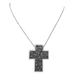 Ciondolo a croce in oro bianco 18k con diamanti e collana da 25 pollici.