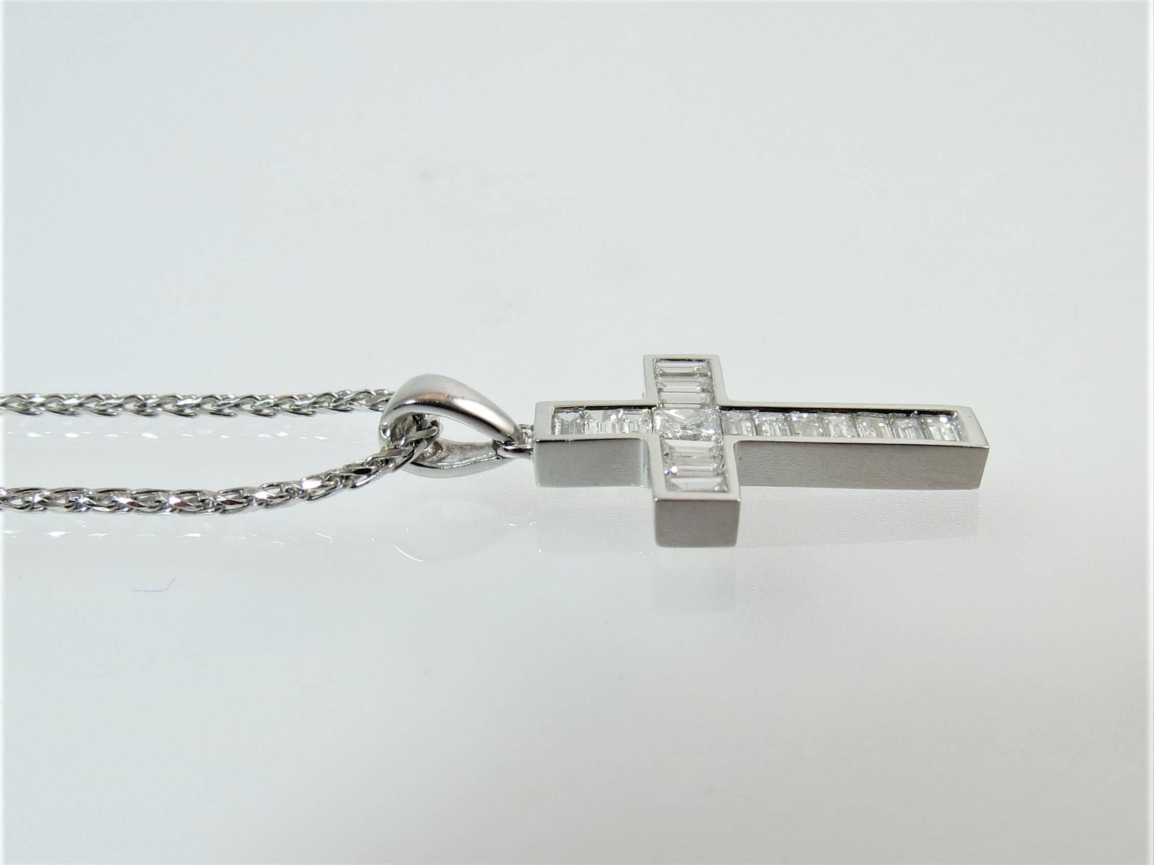 18 Karat White Gold Cross Set with Baguette and Princess Cut Diamonds on Chain In Excellent Condition For Sale In Chicago, IL