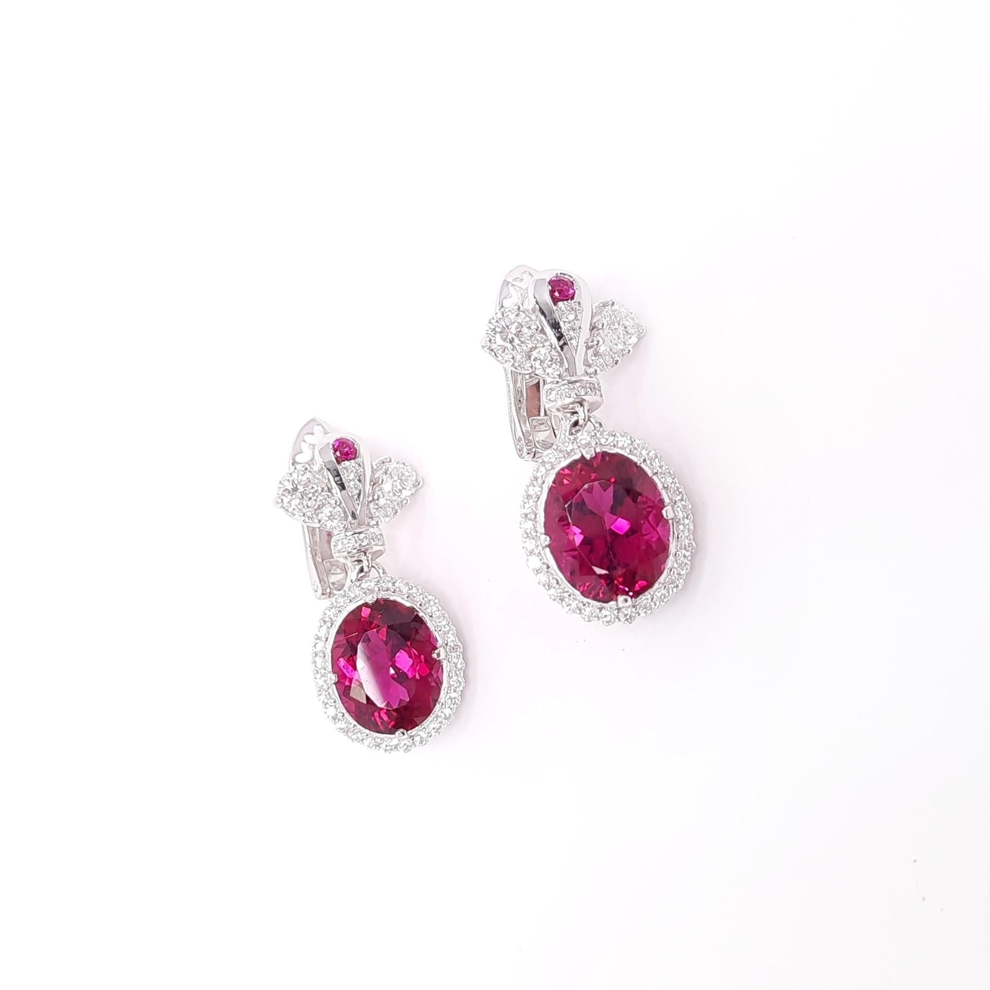 Die eleganten und klassischen Ohrringe aus Diamanten und lebhaften Rubellit-Turmalinen sind von der prächtigen russischen und europäischen Epoche inspiriert. Dediziert der kaiserlichen Größe, dem Luxus, der Schönheit und dem edlen Streben, werden