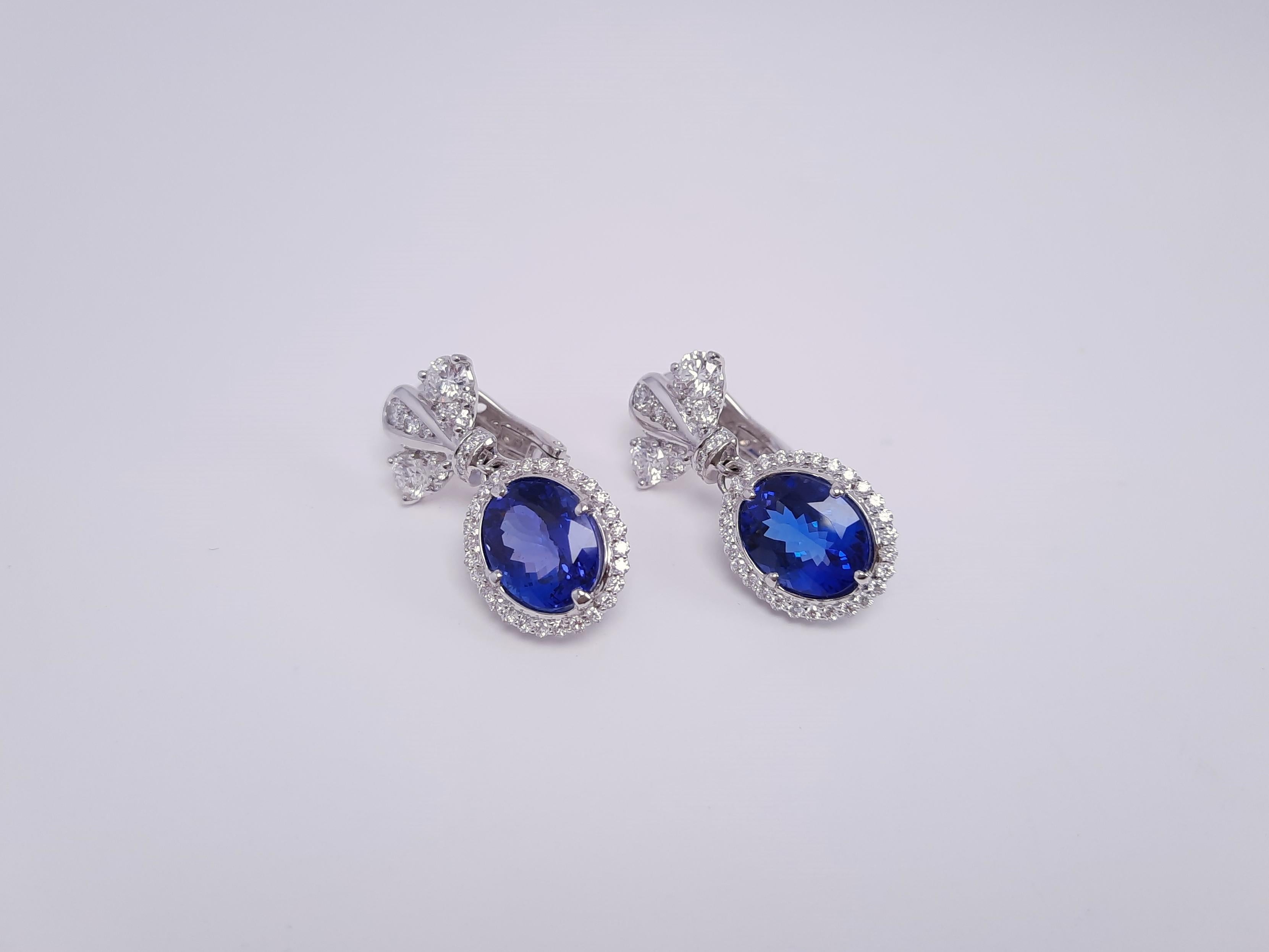 Die eleganten und klassischen Ohrringe aus Diamanten und tiefen Tansaniten sind von der prächtigen russischen und europäischen Epoche inspiriert. Dediziert der kaiserlichen Größe, dem Luxus, der Schönheit und dem edlen Streben, werden die