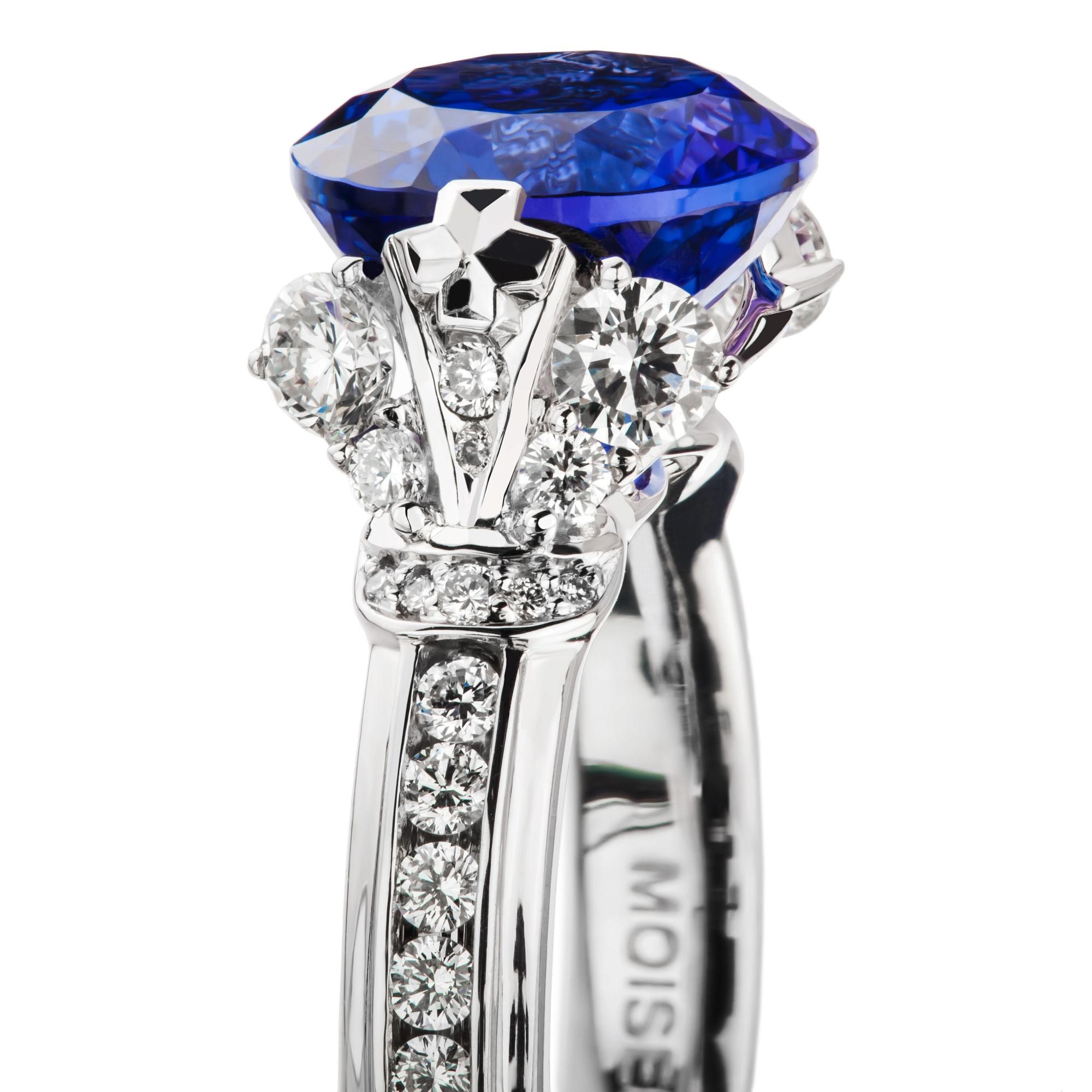 Elegant und klassisch -  Der Ring aus Diamanten und einem lebhaften 5-karätigen Tansanit ist von der prächtigen Zeit Russlands und Europas inspiriert. Dediziert der kaiserlichen Größe, dem Luxus, der Schönheit und dem edlen Streben, werden die
