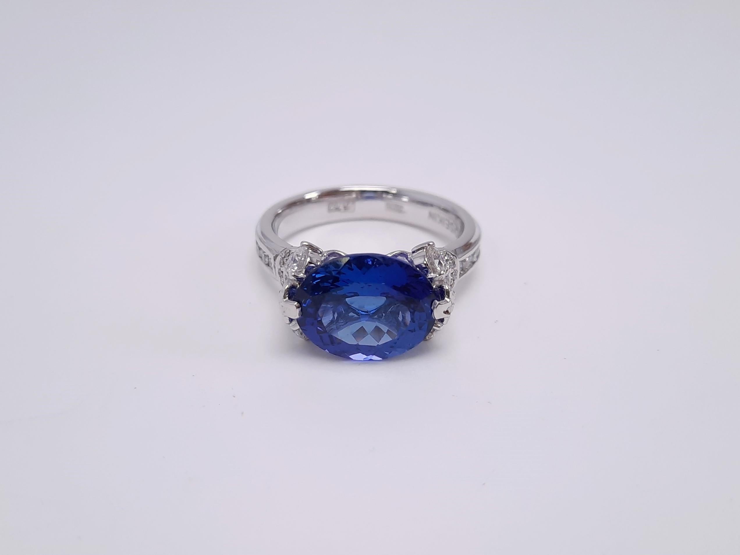 18K White Gold Crown Design Diamond Tanzanite Ring (Ovalschliff) im Angebot