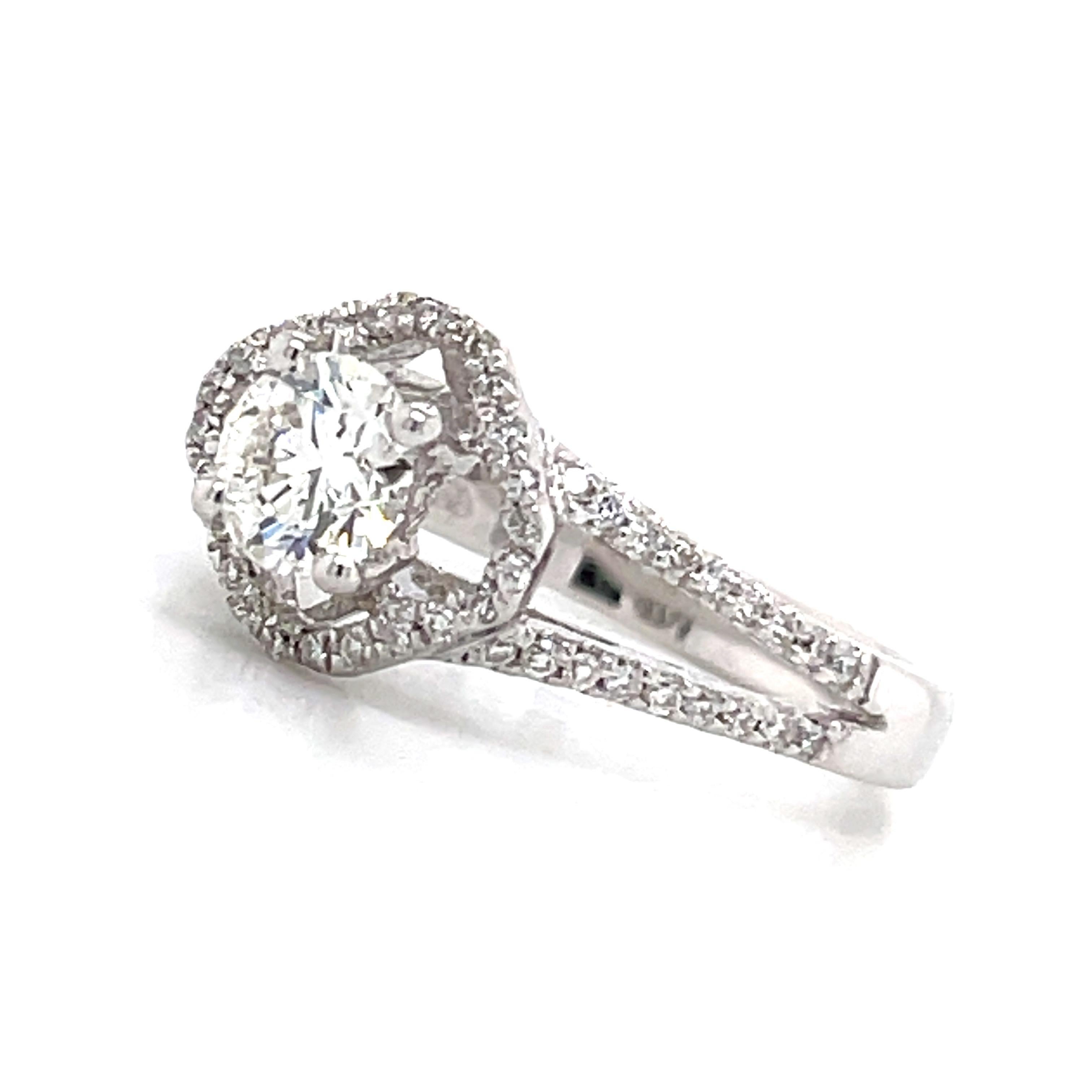 Bague de fiançailles en or blanc 18 carats avec halo de diamants ronds brillants 0,54 carat en vente 4