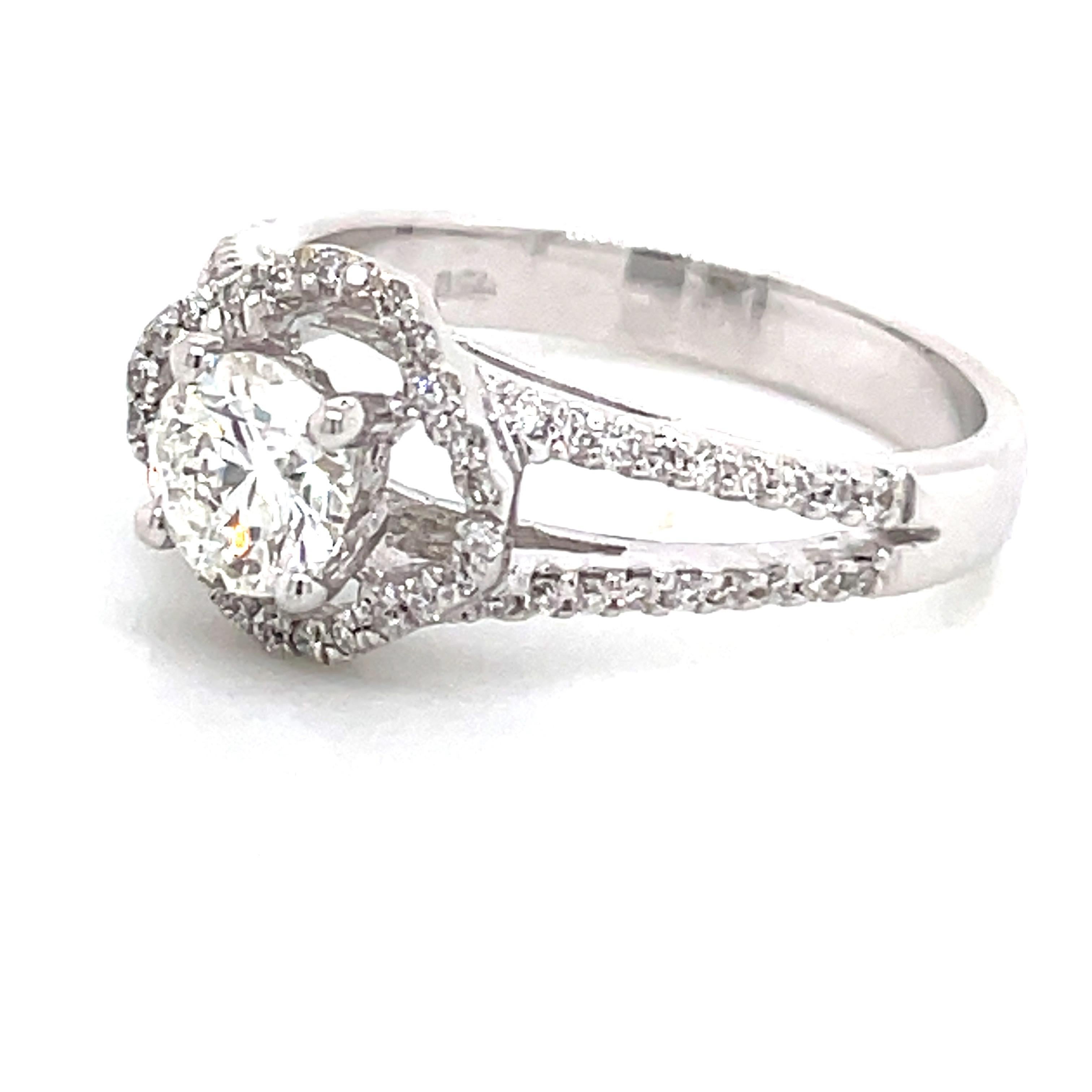 Bague de fiançailles en or blanc 18 carats avec halo de diamants ronds brillants 0,54 carat en vente 6