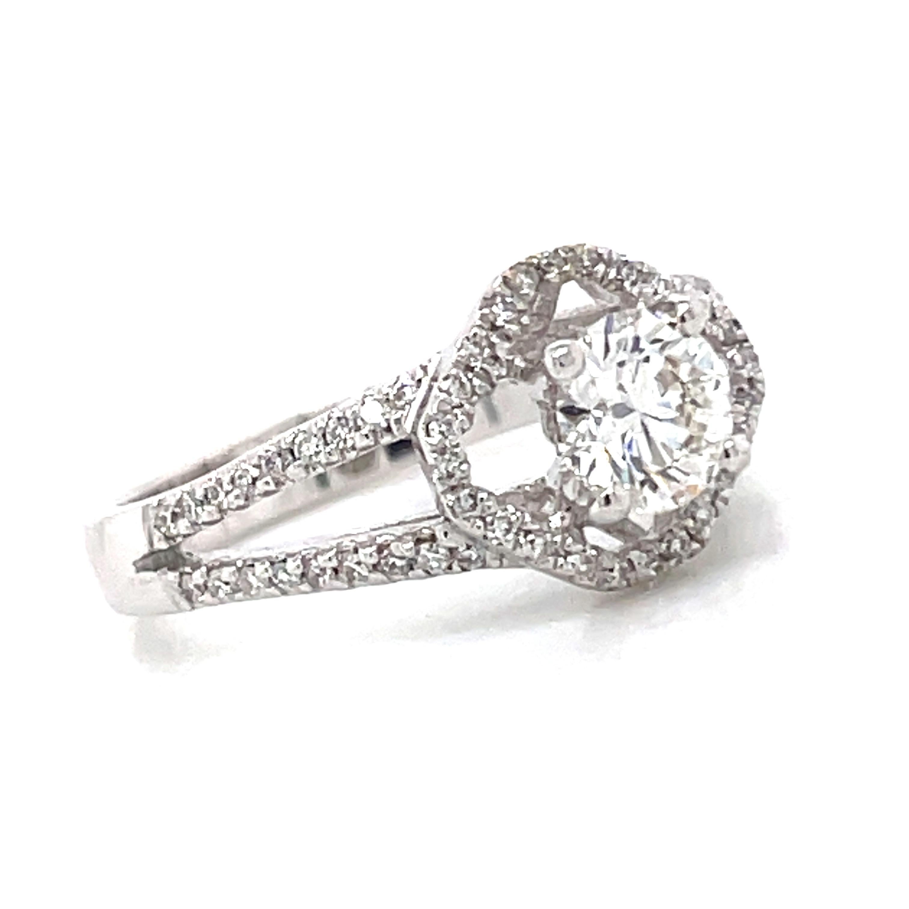 Bague de fiançailles en or blanc 18 carats avec halo de diamants ronds brillants 0,54 carat en vente 1
