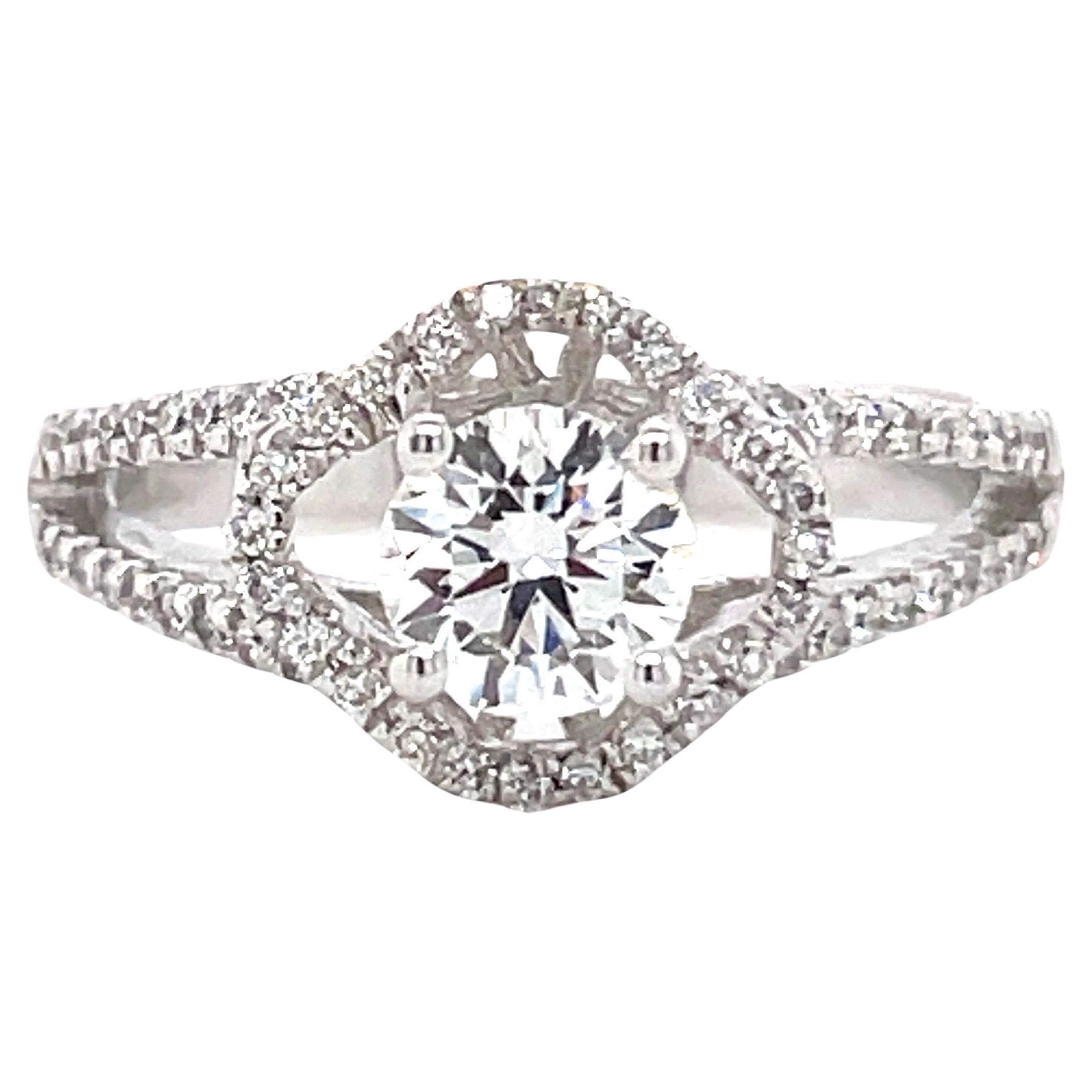 Bague de fiançailles en or blanc 18 carats avec halo de diamants ronds brillants 0,54 carat en vente