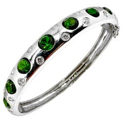 Manschettenarmband aus 18 Karat Weißgold mit leuchtend grünem Tsavorit Granaten und Diamanten
