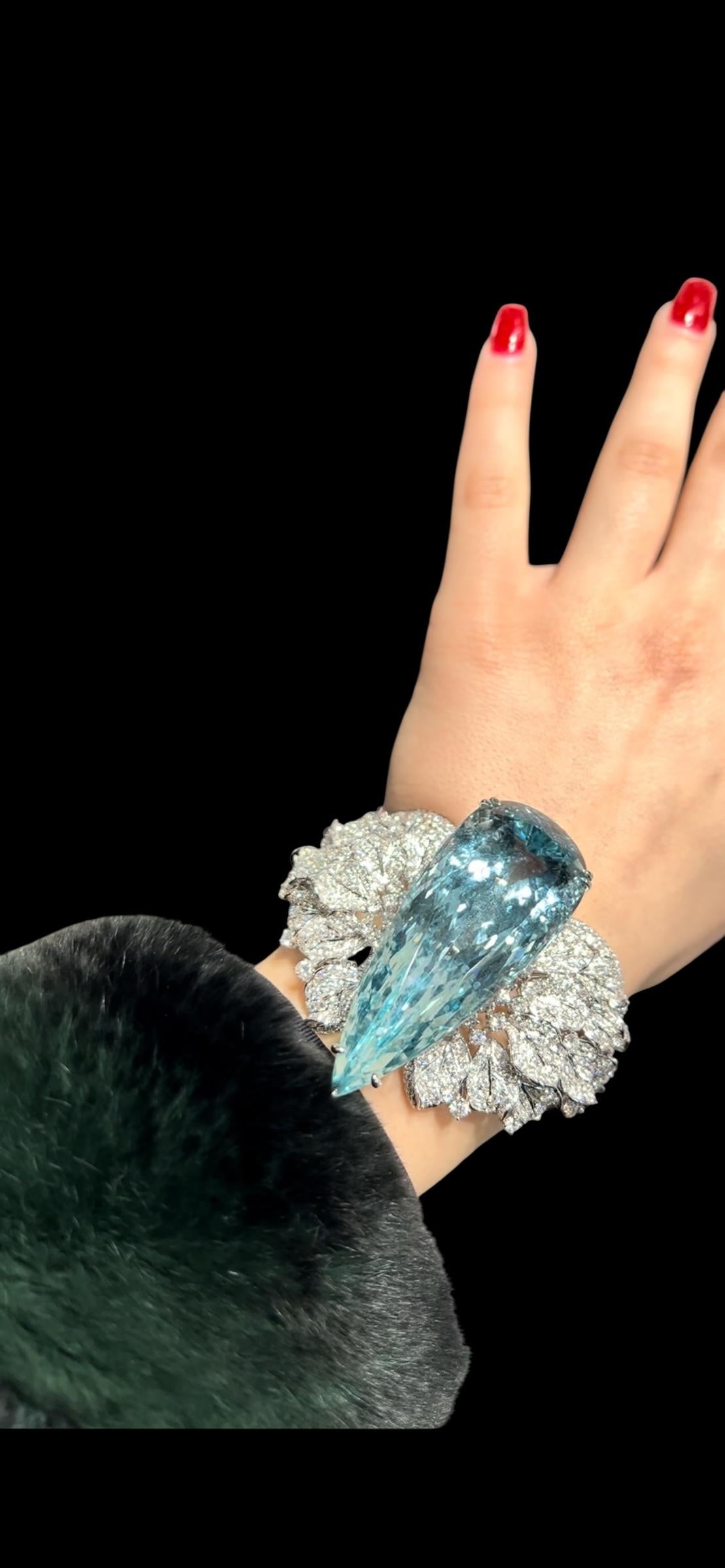 Bracciale in oro bianco 18 carati con acquamarina da 156,15 carati e diamanti da 16,50 carati - One-of-a-Kin in vendita 4