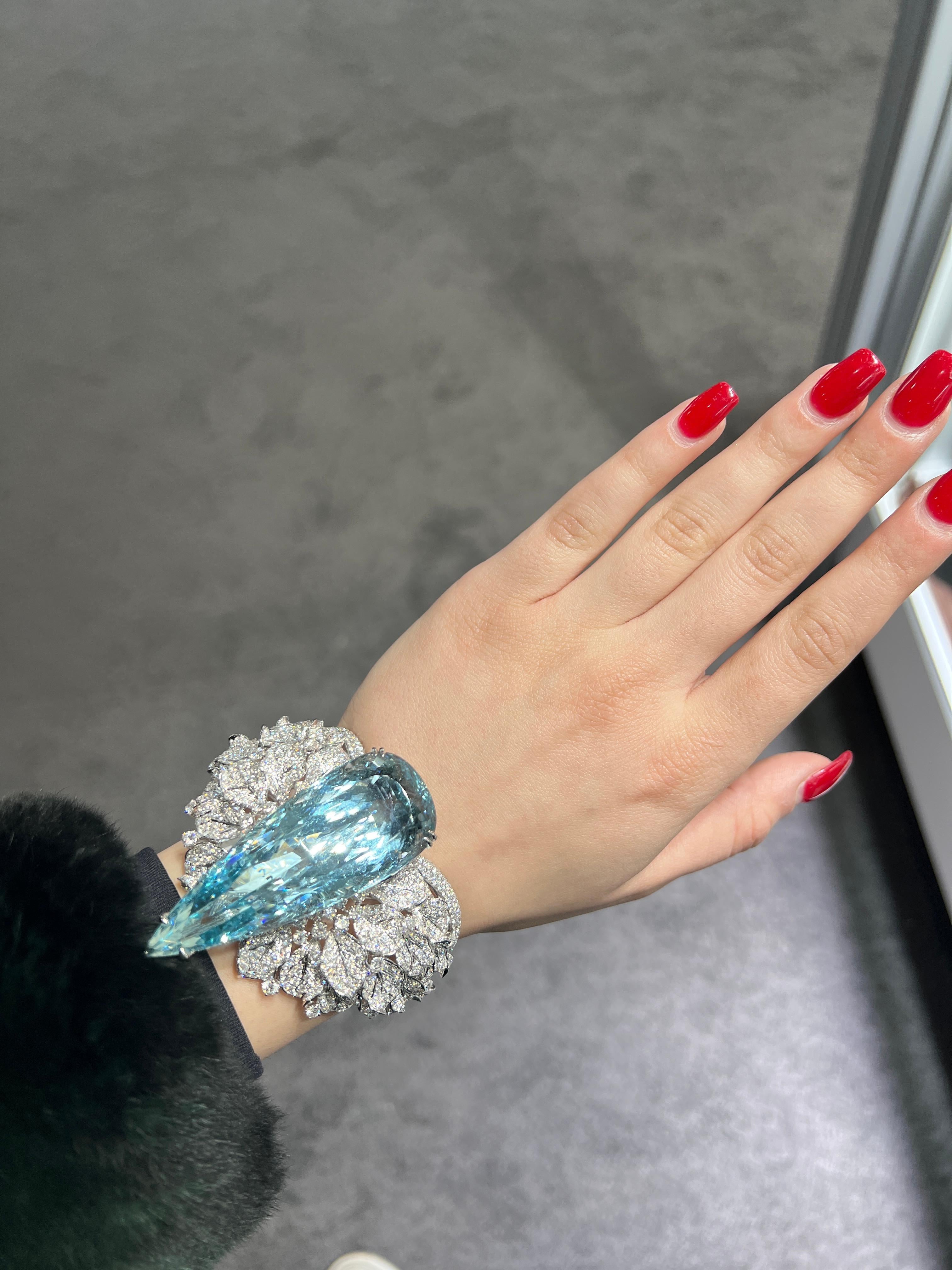 Questo bracciale di alta gioielleria unico nel suo genere presenta un'acquamarina naturale di qualità museale da 156,15 carati con un taglio a pera allungato, incorniciata da 16,50 carati di diamanti incastonati in oro bianco 18 carati. Realizzato a