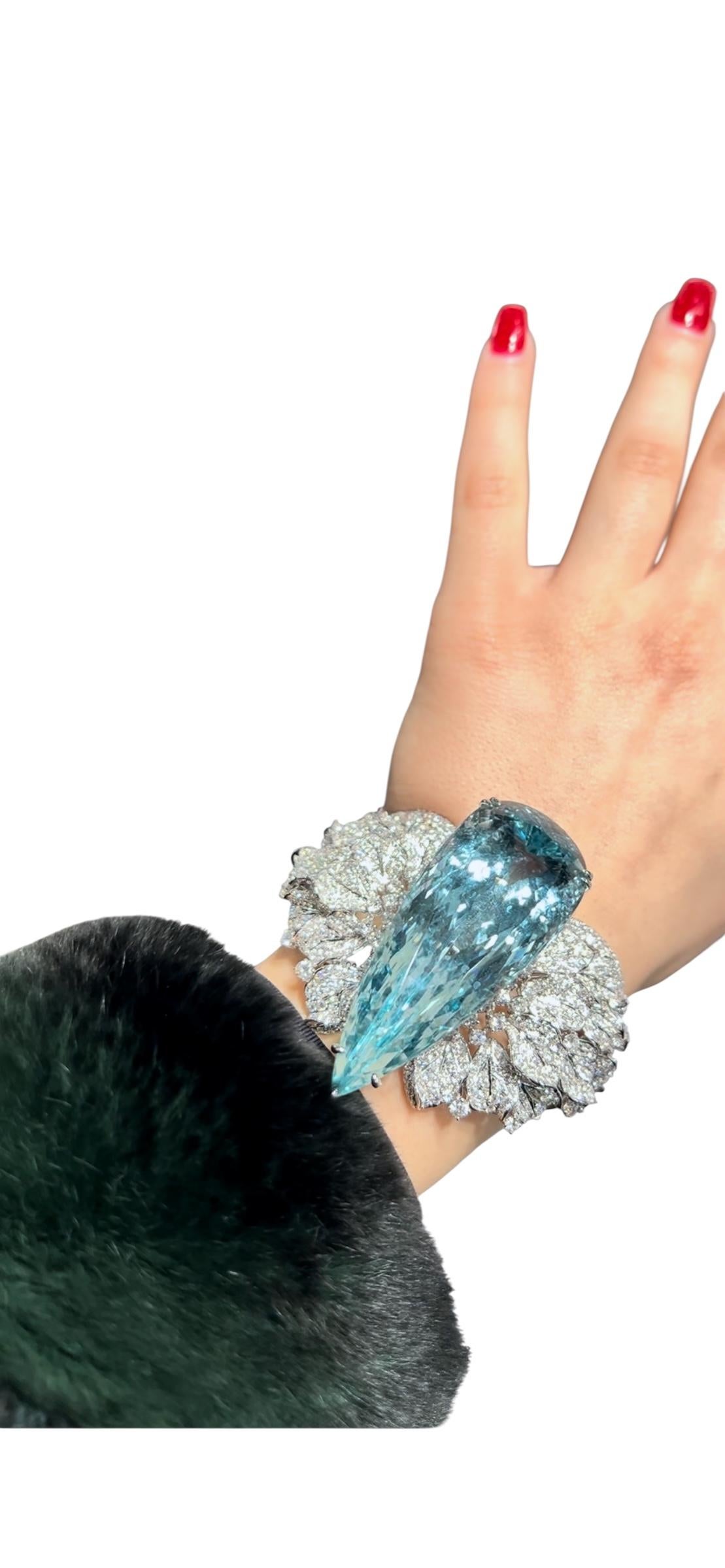 Contemporaneo Bracciale in oro bianco 18 carati con acquamarina da 156,15 carati e diamanti da 16,50 carati - One-of-a-Kin in vendita
