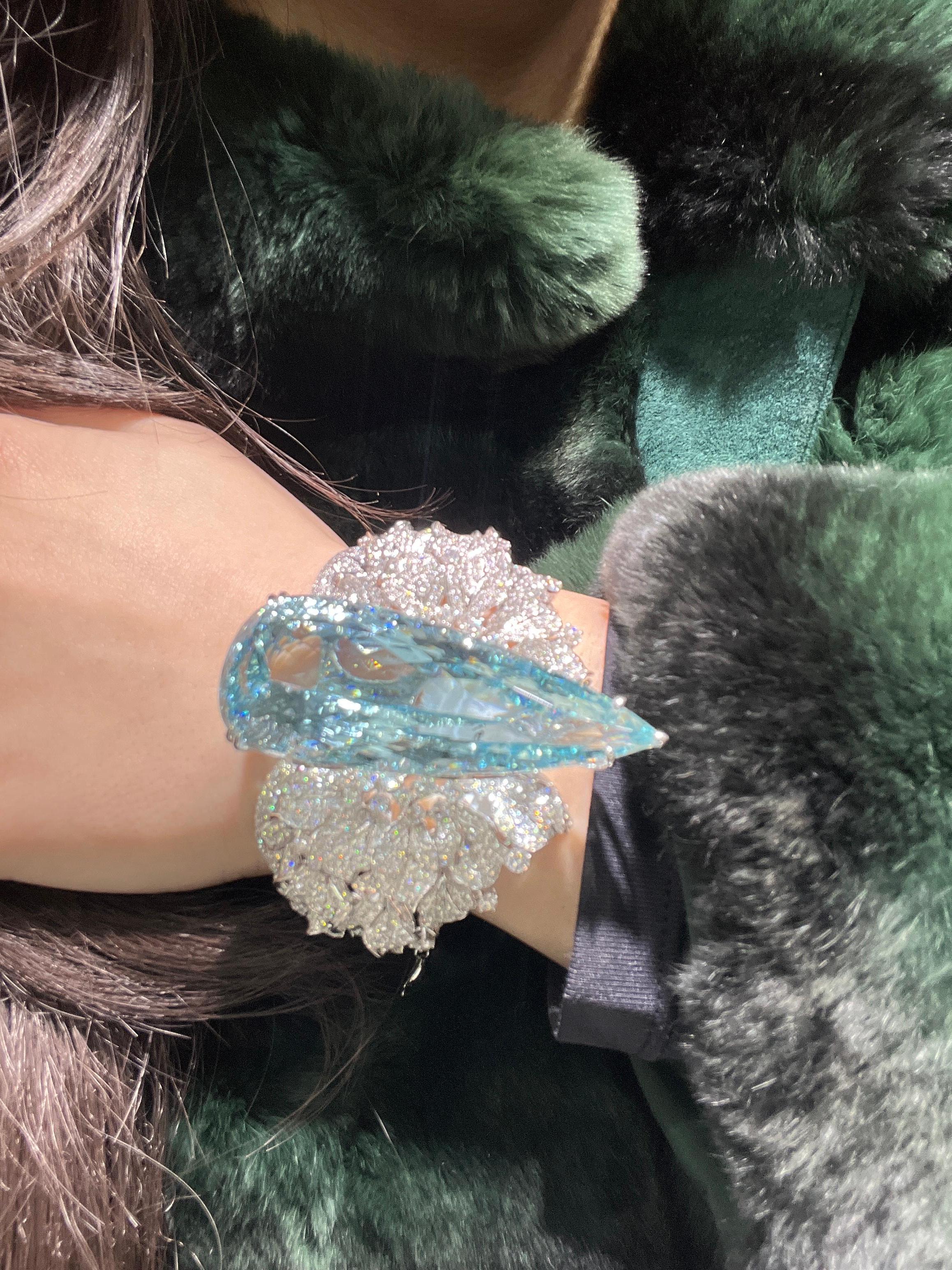 Taglio a goccia Bracciale in oro bianco 18 carati con acquamarina da 156,15 carati e diamanti da 16,50 carati - One-of-a-Kin in vendita