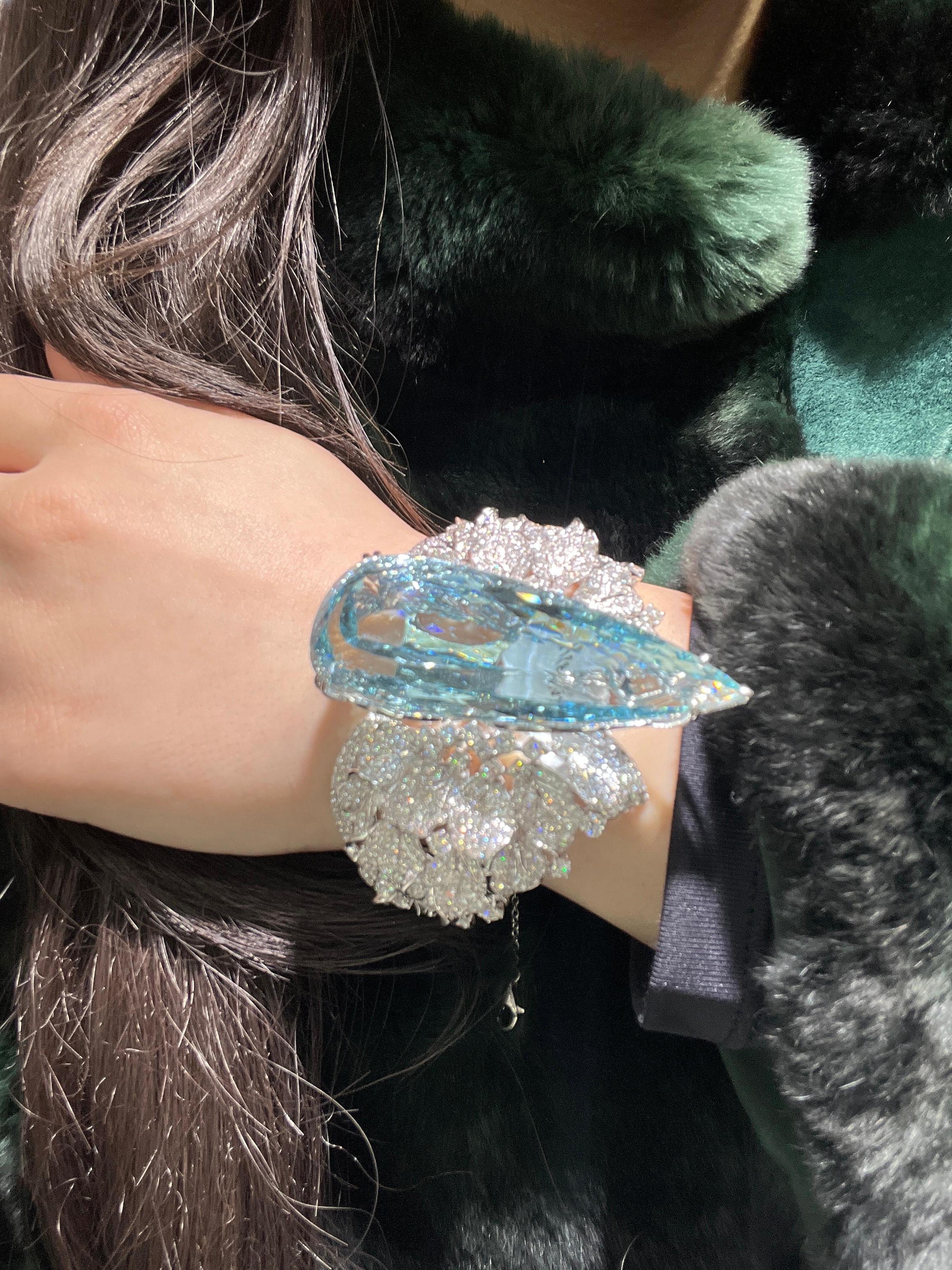 Donna Bracciale in oro bianco 18 carati con acquamarina da 156,15 carati e diamanti da 16,50 carati - One-of-a-Kin in vendita