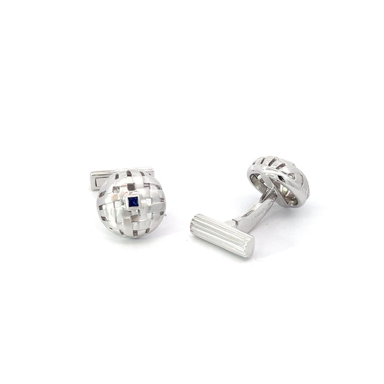Taille carrée Boutons de manchette et clous carrés en or blanc 18 carats sertis de saphirs bleus en vente