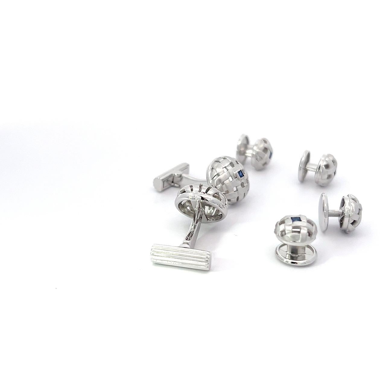 Boutons de manchette et clous carrés en or blanc 18 carats sertis de saphirs bleus Neuf - En vente à New York, NY