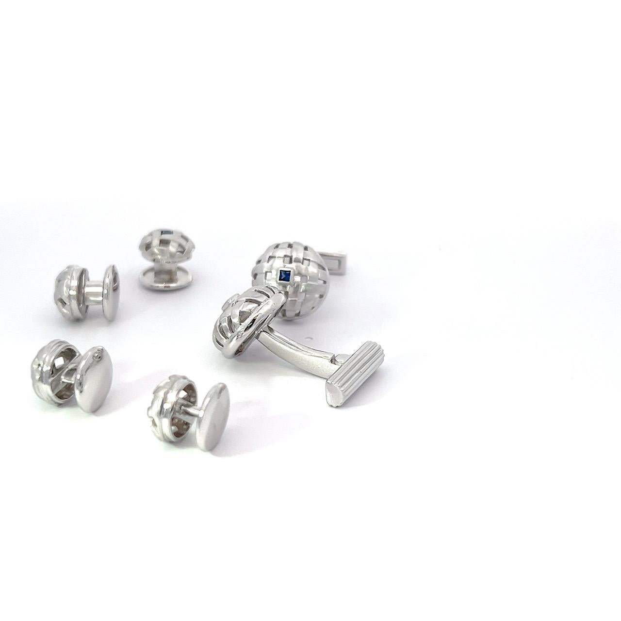 Boutons de manchette et clous carrés en or blanc 18 carats sertis de saphirs bleus en vente 1