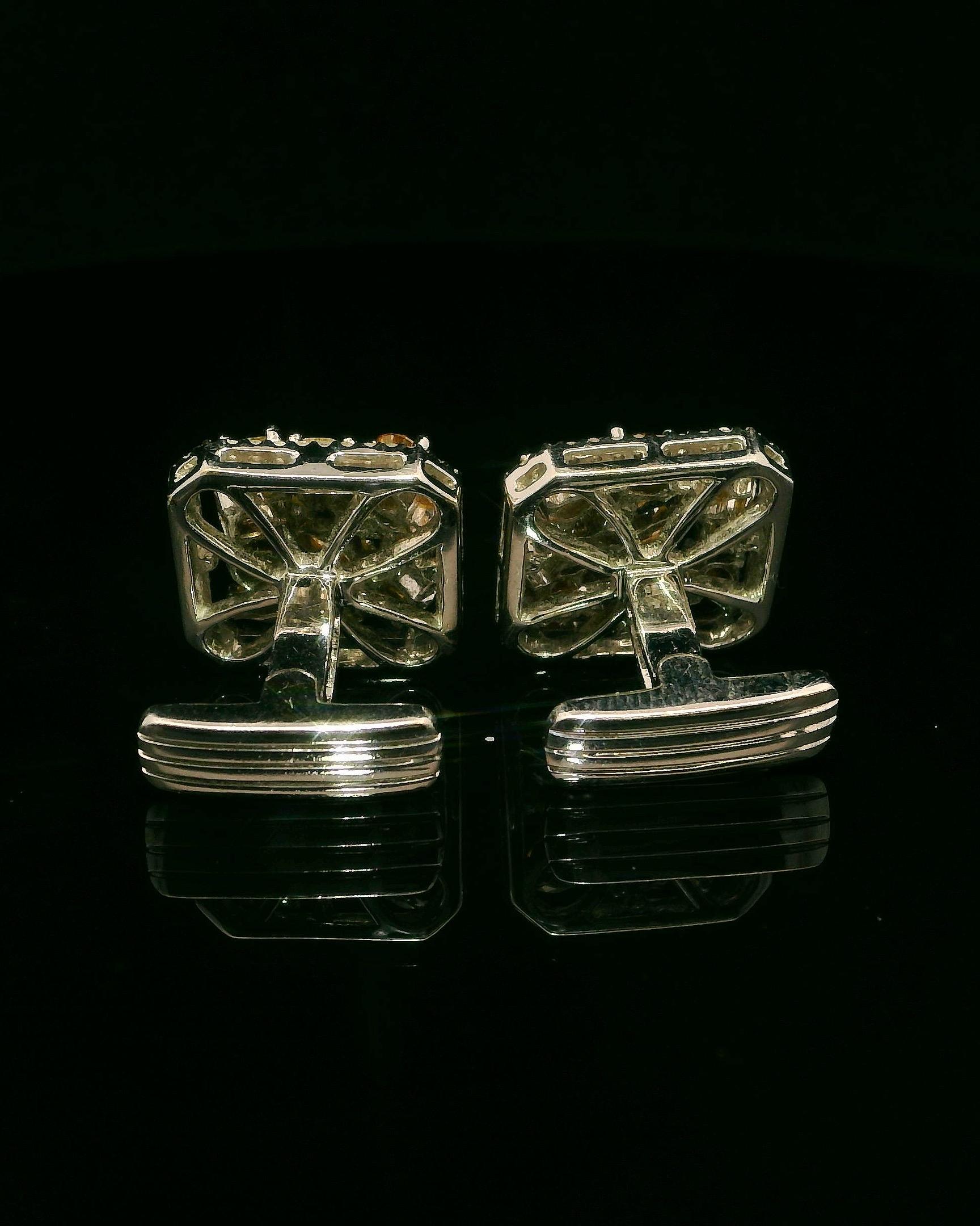 Manschettenknöpfe aus 18 Karat Weißgold mit seltenen Fancy Color-Diamanten und weißem Diamant-Halo im Angebot 6