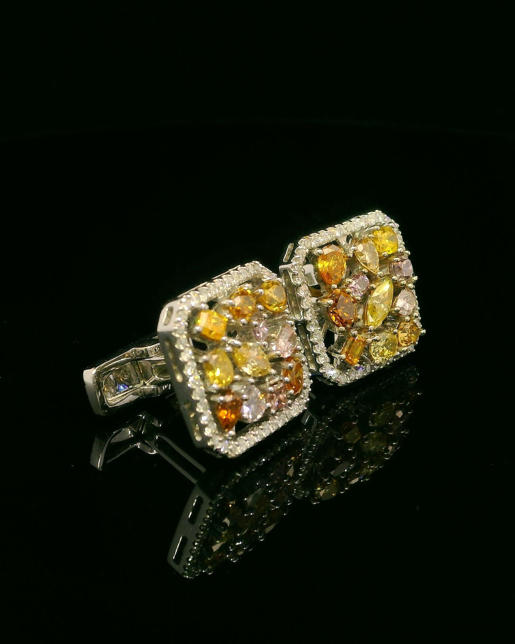 Diese außergewöhnlichen Manschettenknöpfe aus 18 Karat Weißgold sind eine Meisterklasse der raffinierten Eleganz. Sie sind mit 11 einzigartigen farbigen Diamanten von insgesamt ca. 1 Karat besetzt. Jeder einzelne Stein wird aufgrund seiner