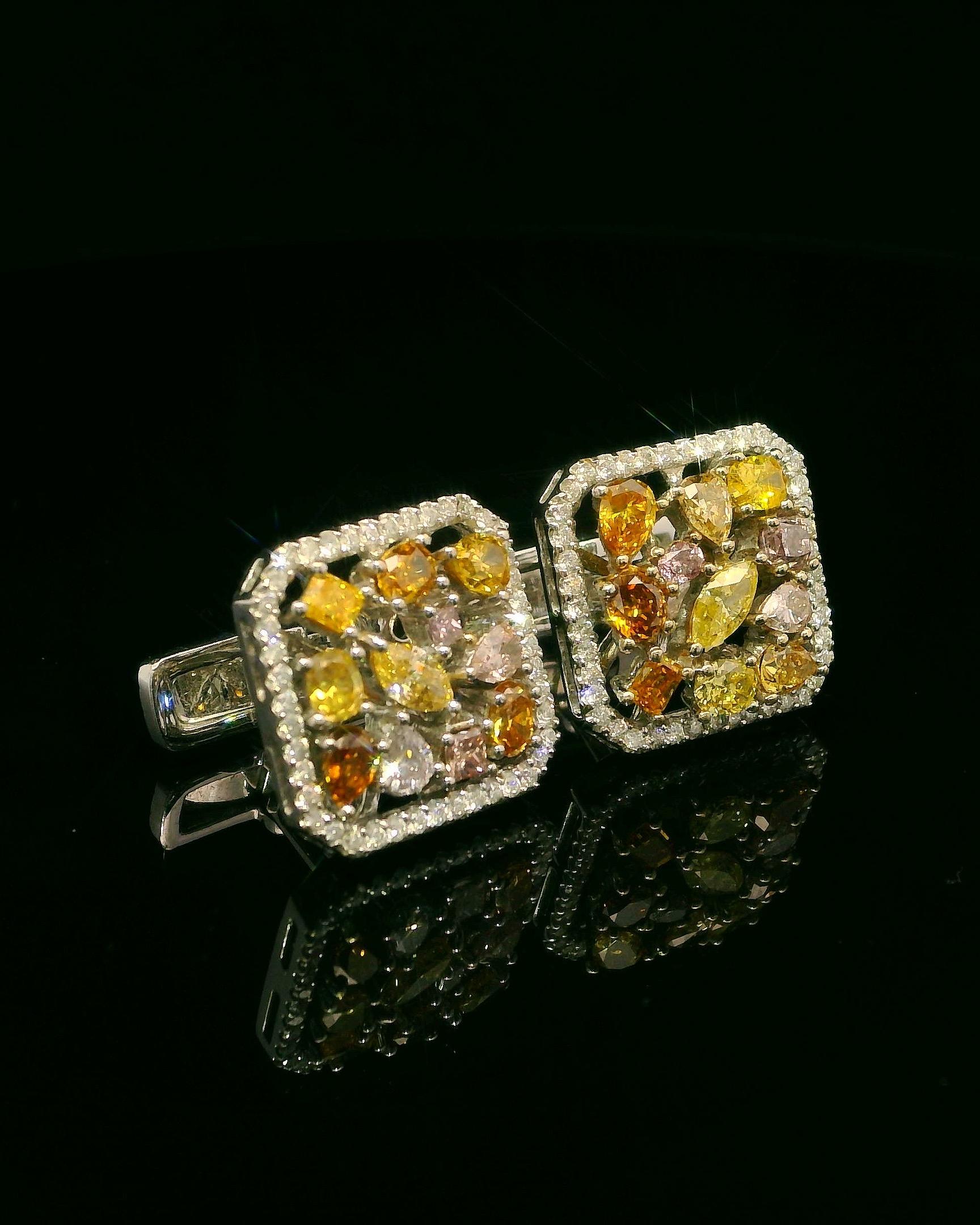 Manschettenknöpfe aus 18 Karat Weißgold mit seltenen Fancy Color-Diamanten und weißem Diamant-Halo (Rundschliff) im Angebot