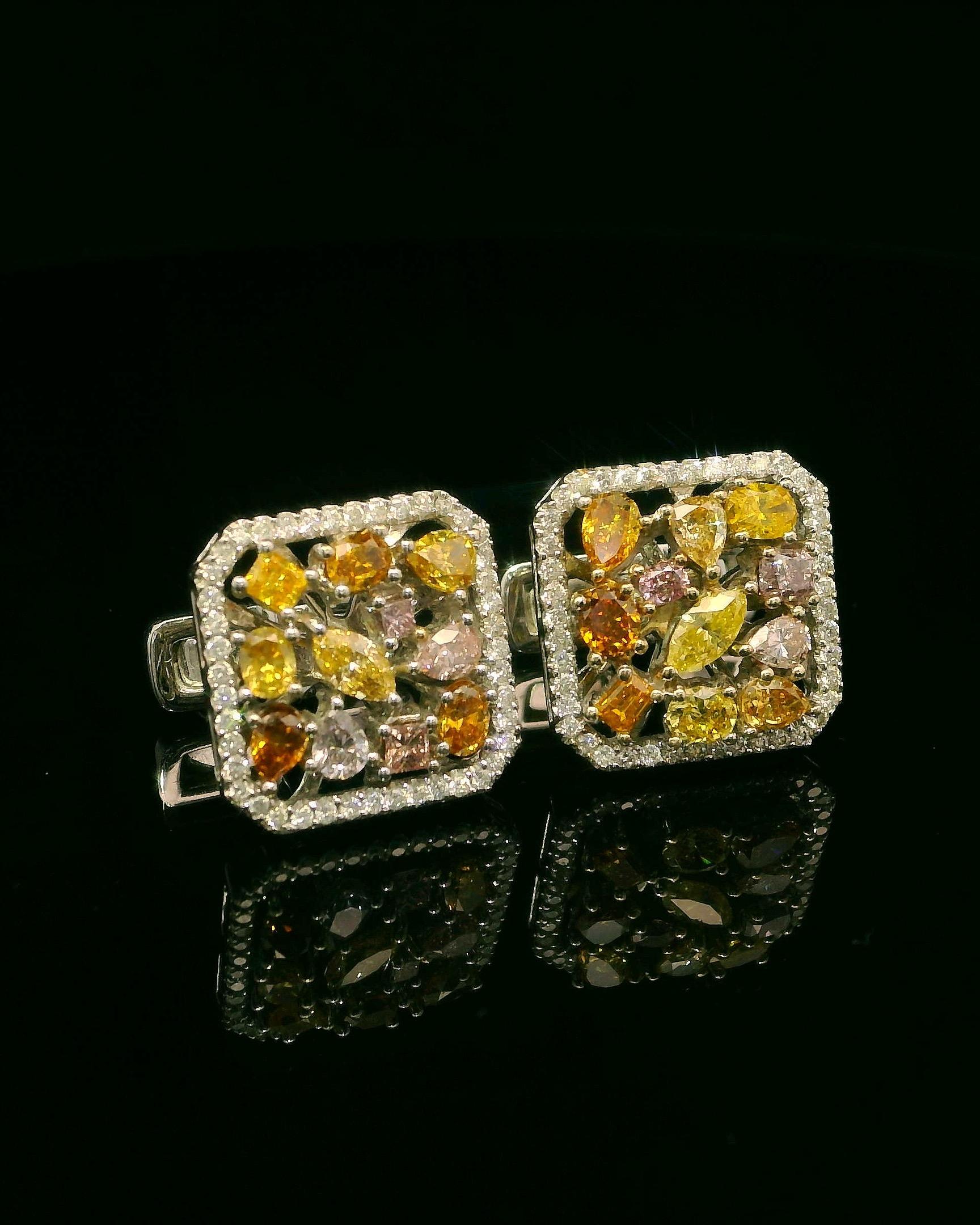 Manschettenknöpfe aus 18 Karat Weißgold mit seltenen Fancy Color-Diamanten und weißem Diamant-Halo im Zustand „Neu“ im Angebot in Ramat Gan, IL