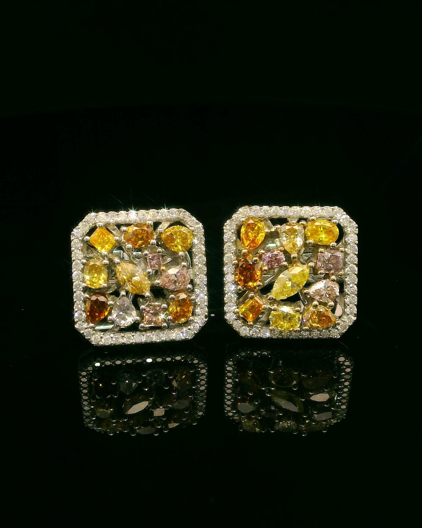 Manschettenknöpfe aus 18 Karat Weißgold mit seltenen Fancy Color-Diamanten und weißem Diamant-Halo für Damen oder Herren im Angebot