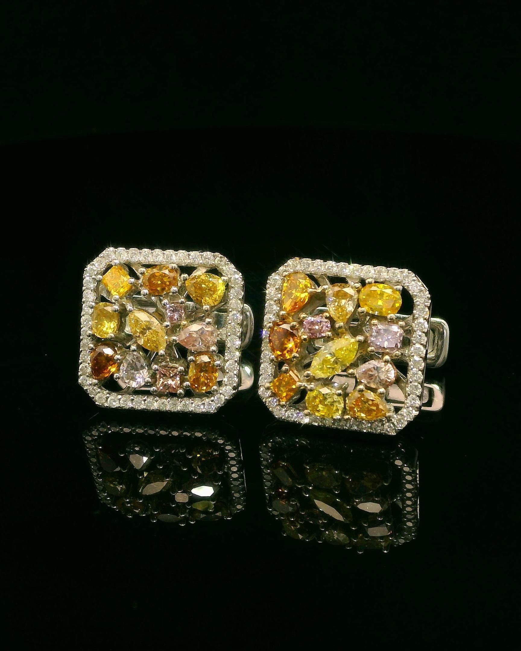 Manschettenknöpfe aus 18 Karat Weißgold mit seltenen Fancy Color-Diamanten und weißem Diamant-Halo im Angebot 1