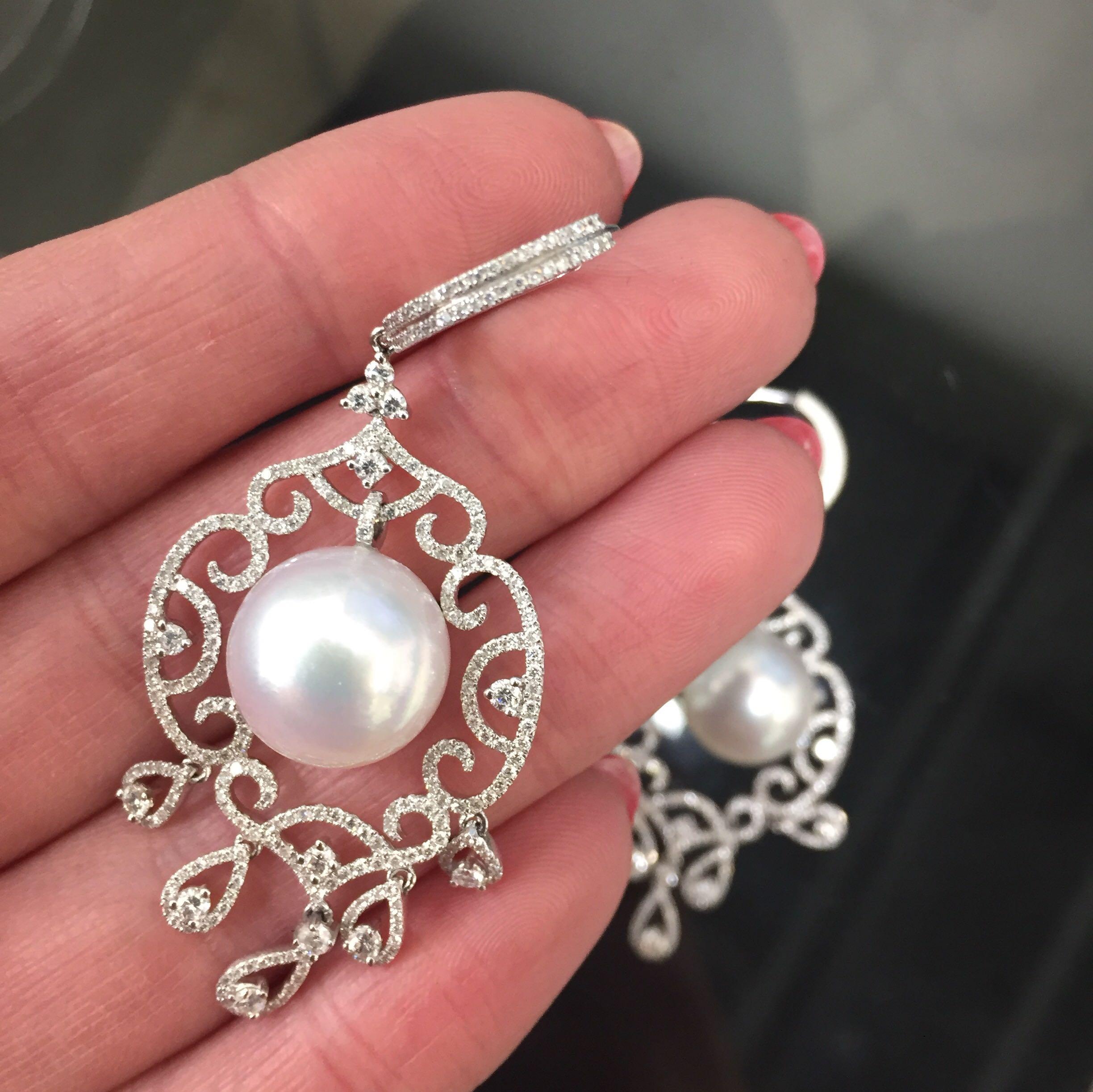18 Karat White Gold Cultured Pearl and Diamond Dangle Earrings In Excellent Condition In New York, NY