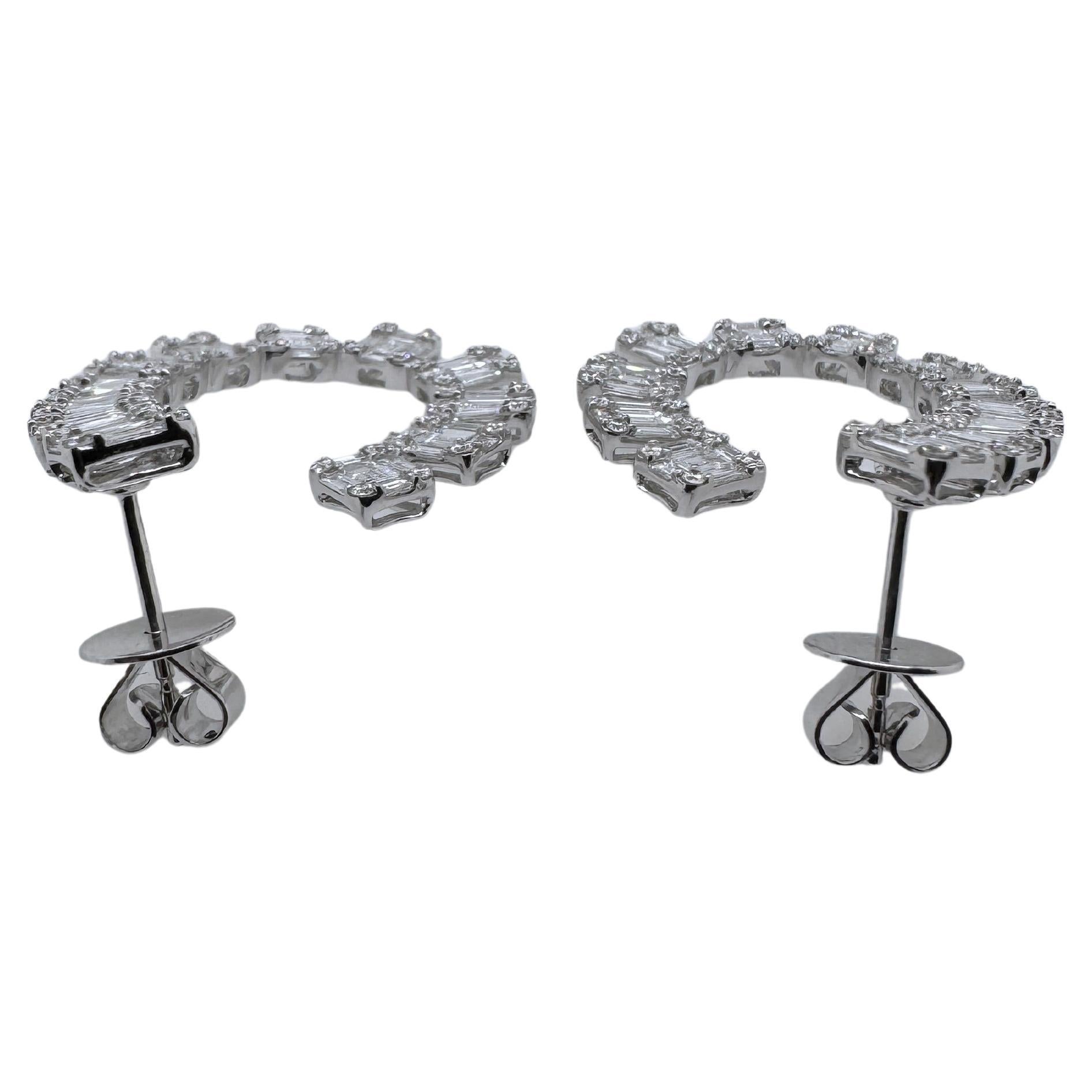 Contemporary 18k White Gold Curved Diamond Earrings For Sale