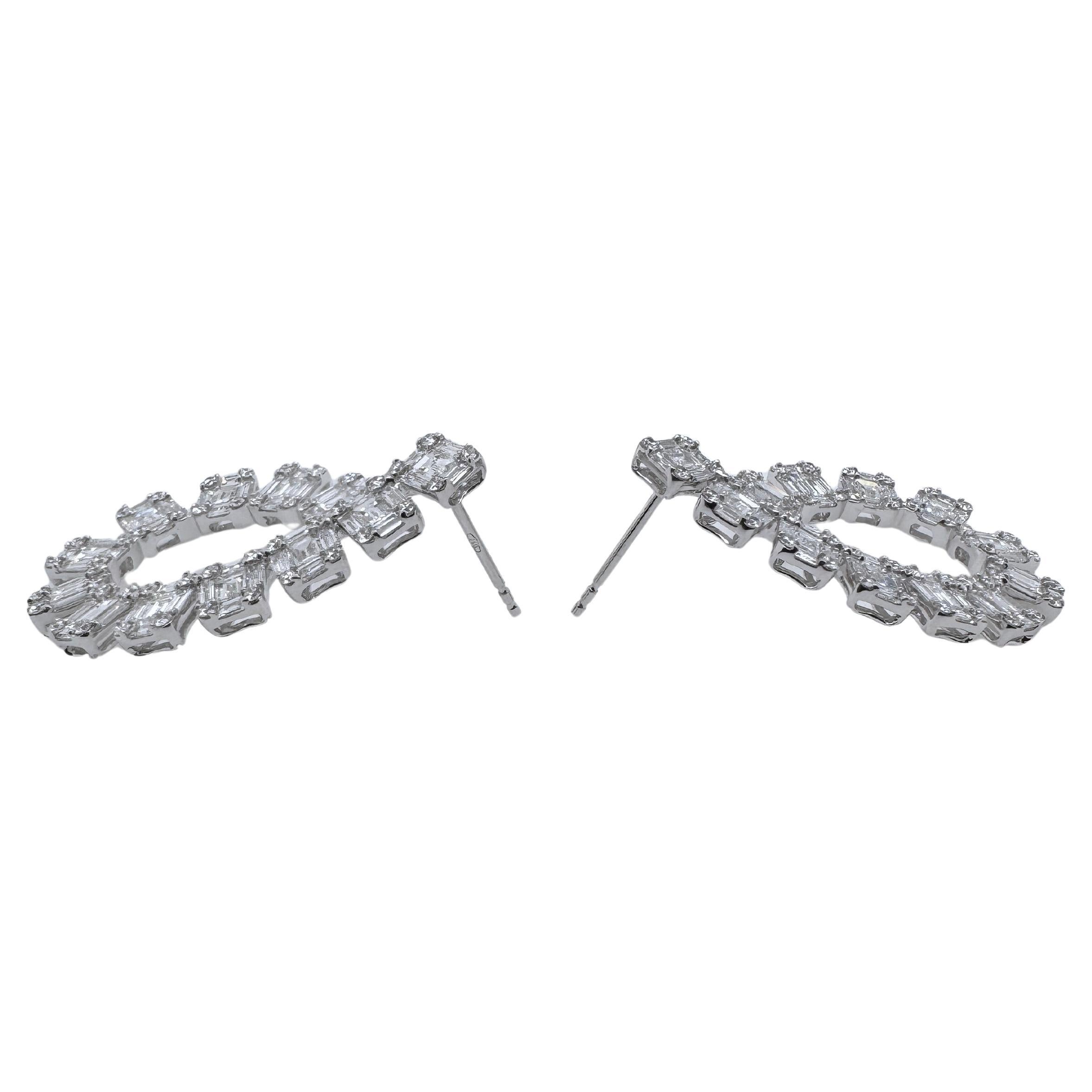 18k White Gold Curved Diamond Earrings In New Condition For Sale In Carrollton, TX