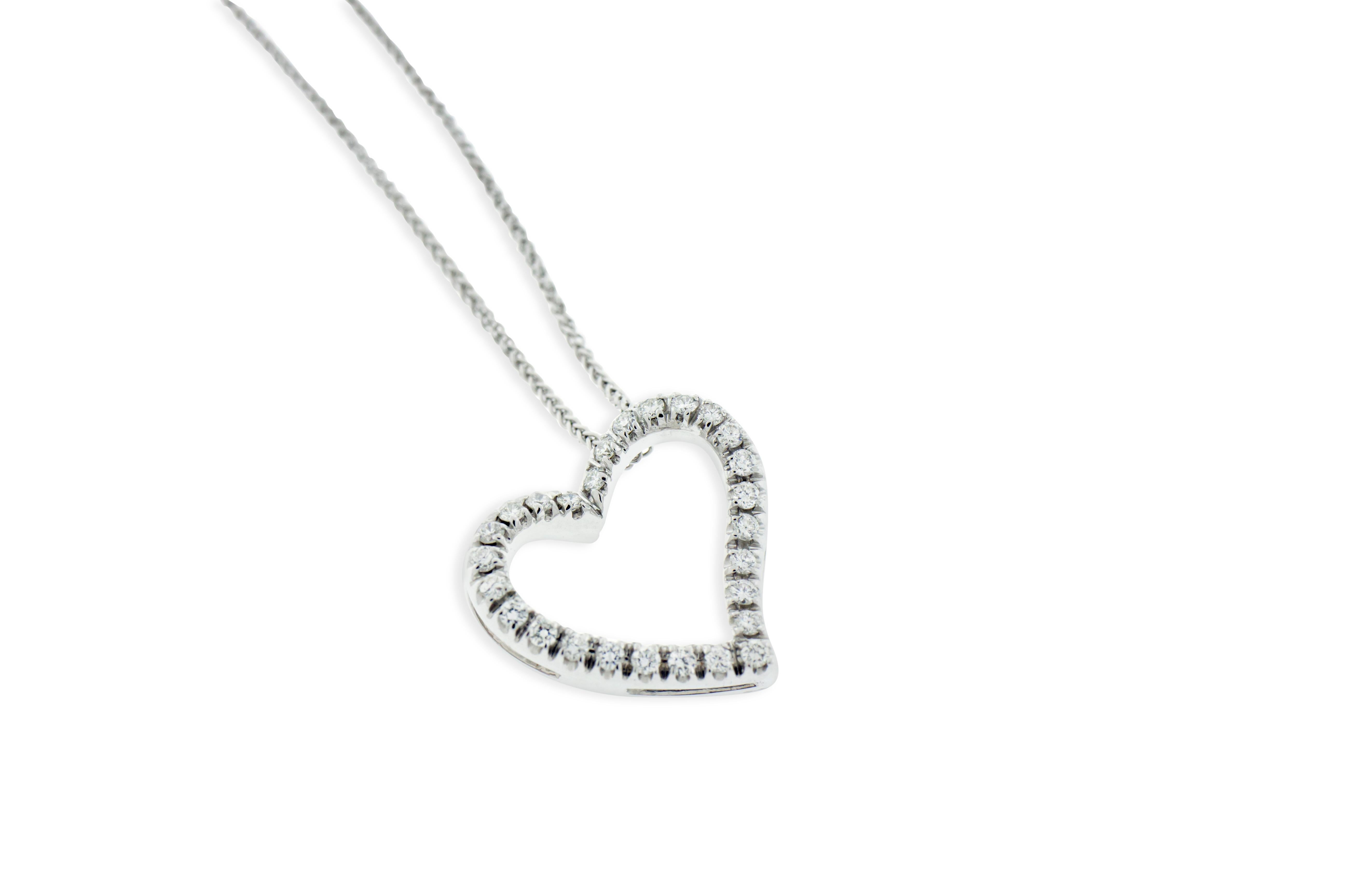 Questa collana con ciondolo a forma di cuore curvo presenta 4,5 grammi di oro 18K e diamanti tondi brillanti G-H VS. La lunghezza della catena è di circa 8 pollici. Prodotto in Italia. 

Le visite sono disponibili nel nostro showroom di NYC su