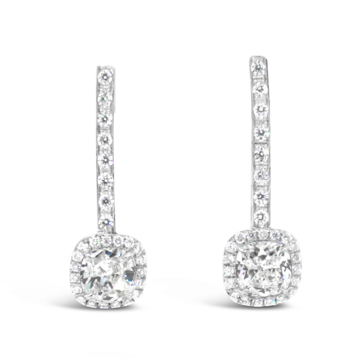 Taille coussin Pendants d'oreilles en or blanc 18 carats avec diamants taille coussin en vente