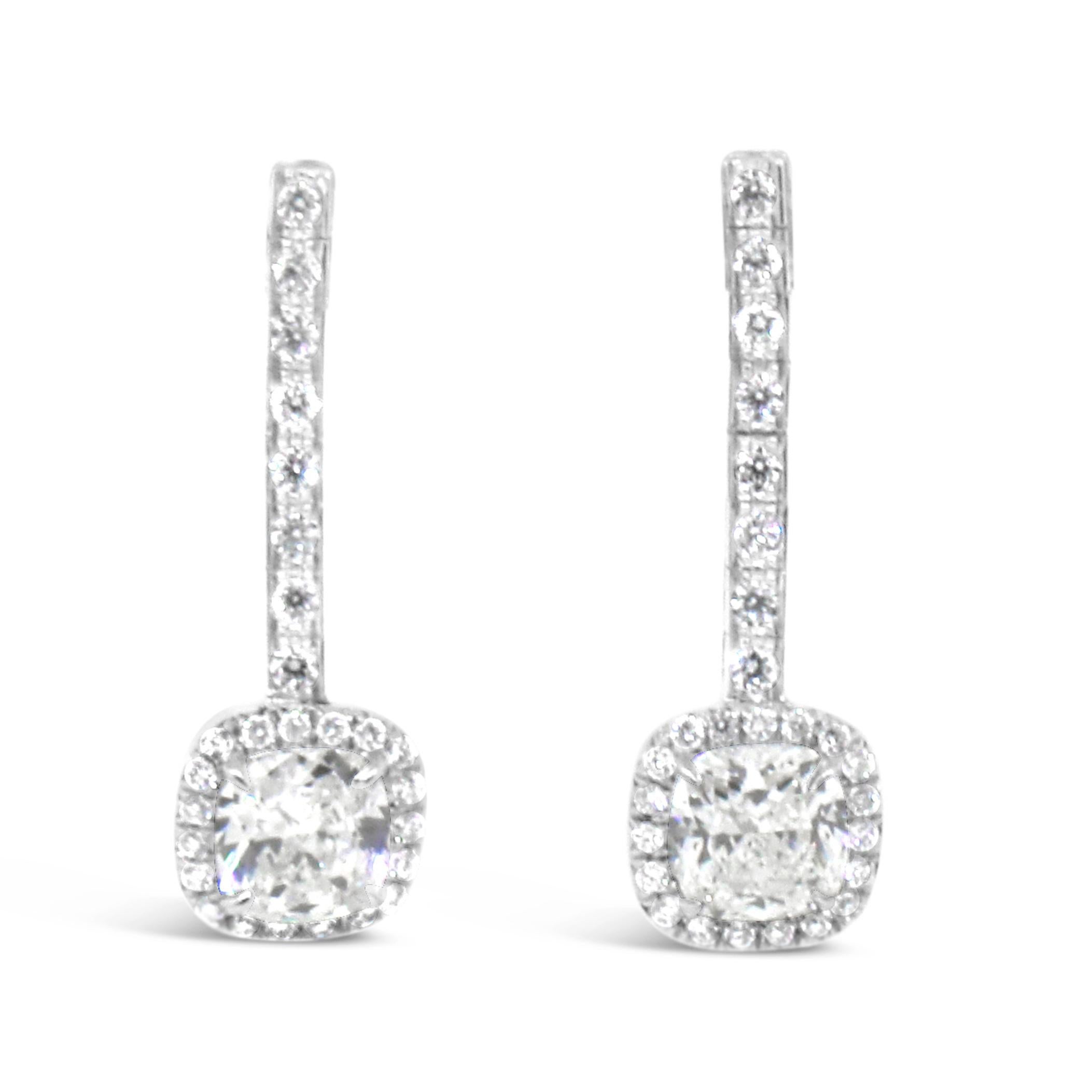Pendants d'oreilles en or blanc 18 carats avec diamants taille coussin Bon état - En vente à New York, NY