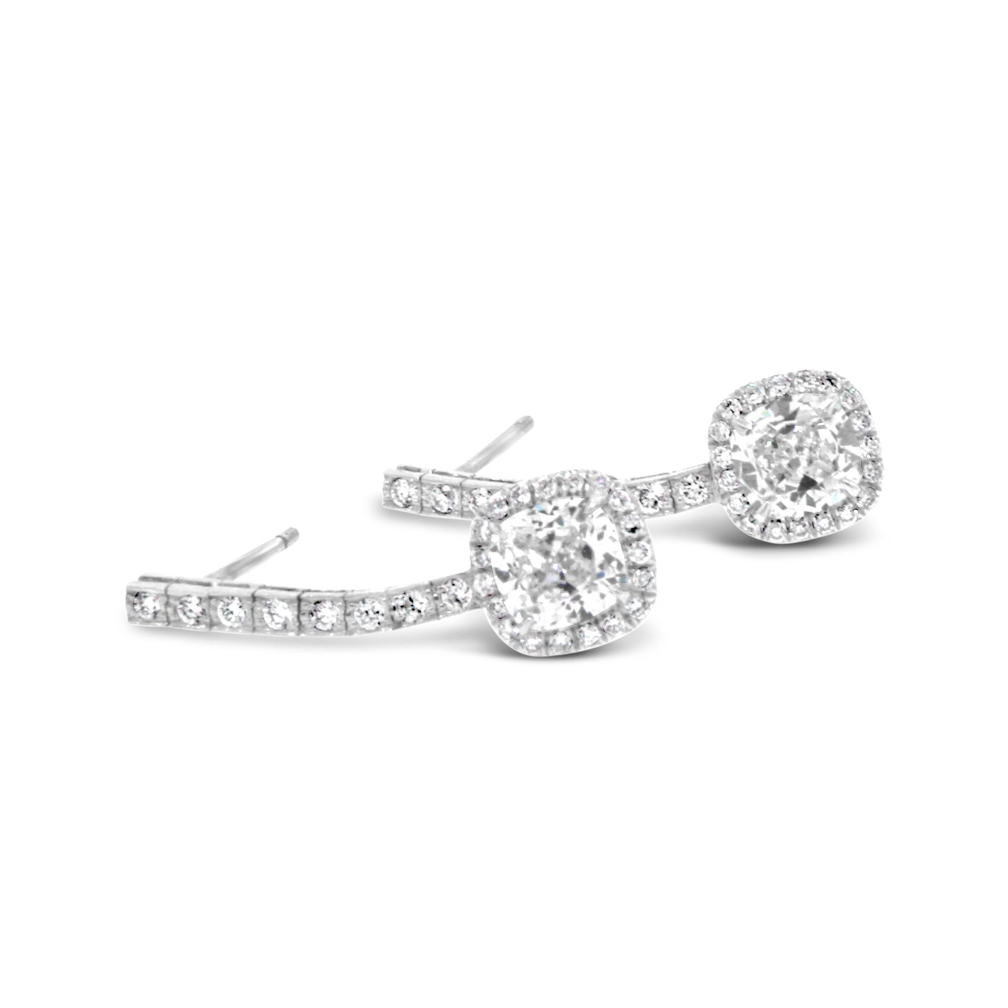 Pendants d'oreilles en or blanc 18 carats avec diamants taille coussin Pour femmes en vente