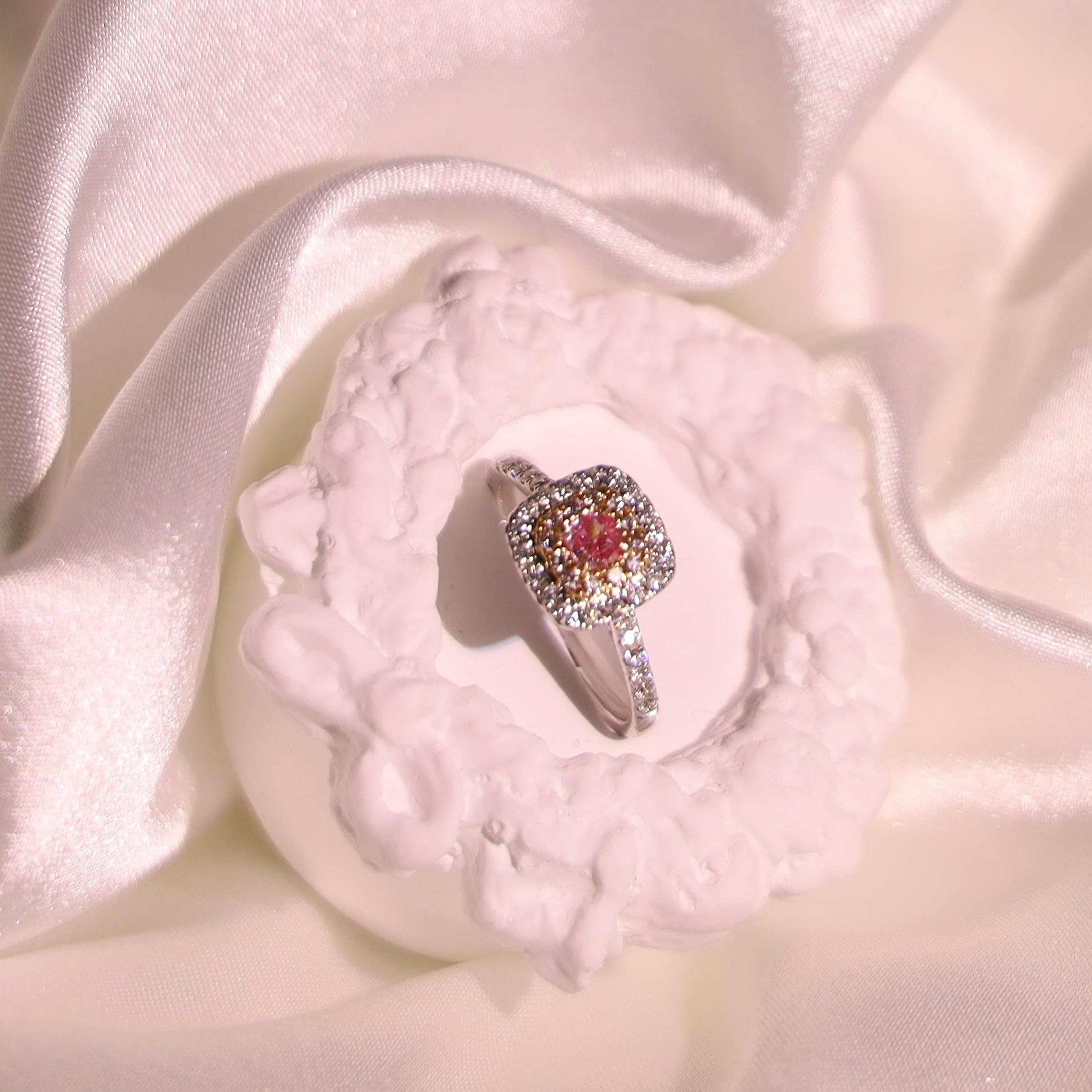 18K White Gold Cushion-Cut Fancy Pink Diamond Classic Engagement Ring In New Condition For Sale In Kowloon, HK
