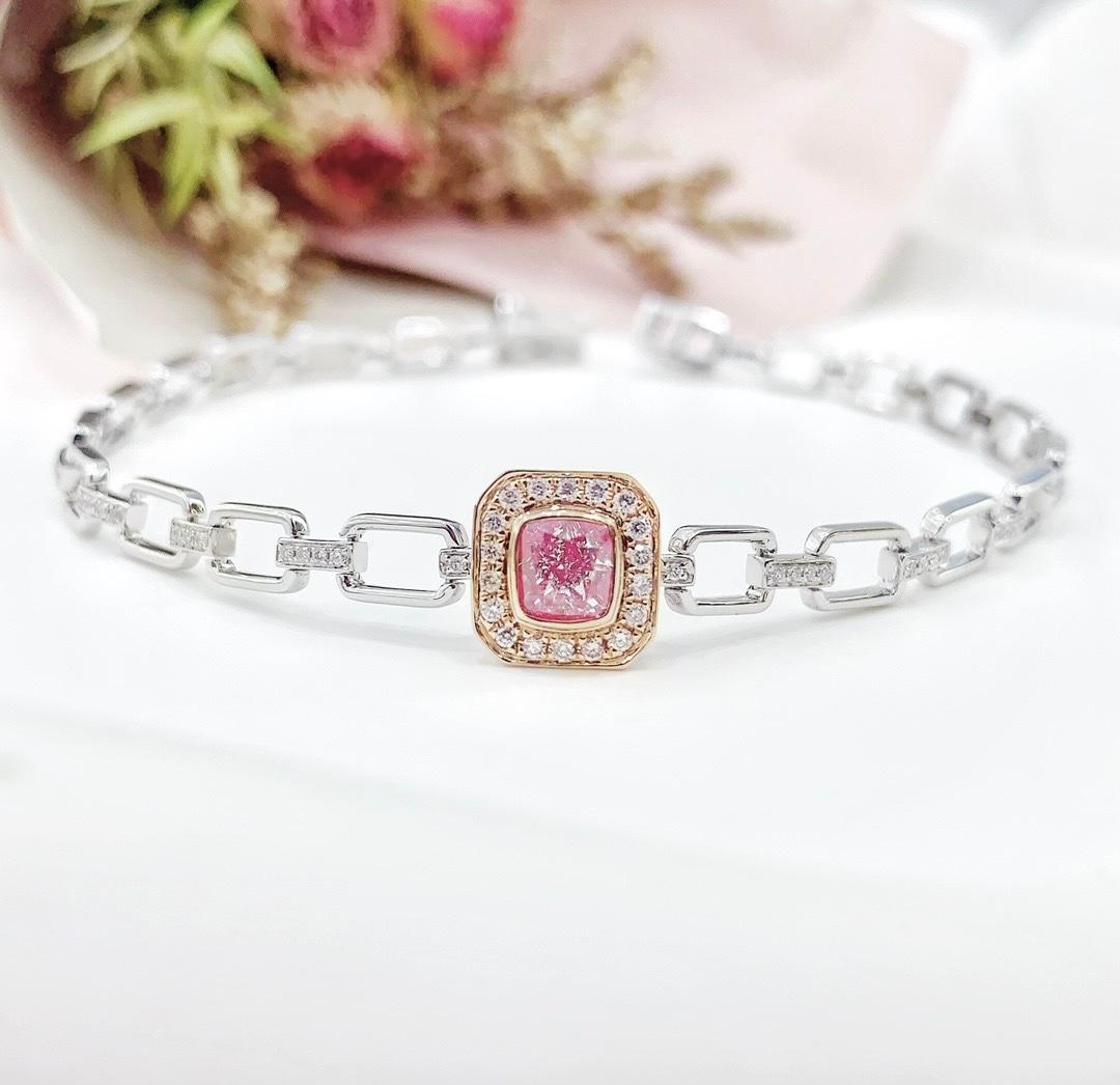 Bracelet cubain en or blanc 18 carats, diamant rose fantaisie taille coussin

1 diamant rose de couleur fantaisie - 0,58 CT
Diamants - 0,28 CT （VS ; F Colour)
Or blanc 18K - 8.52 GM

Le diamant rose est une pierre précieuse captivante et rare, sa